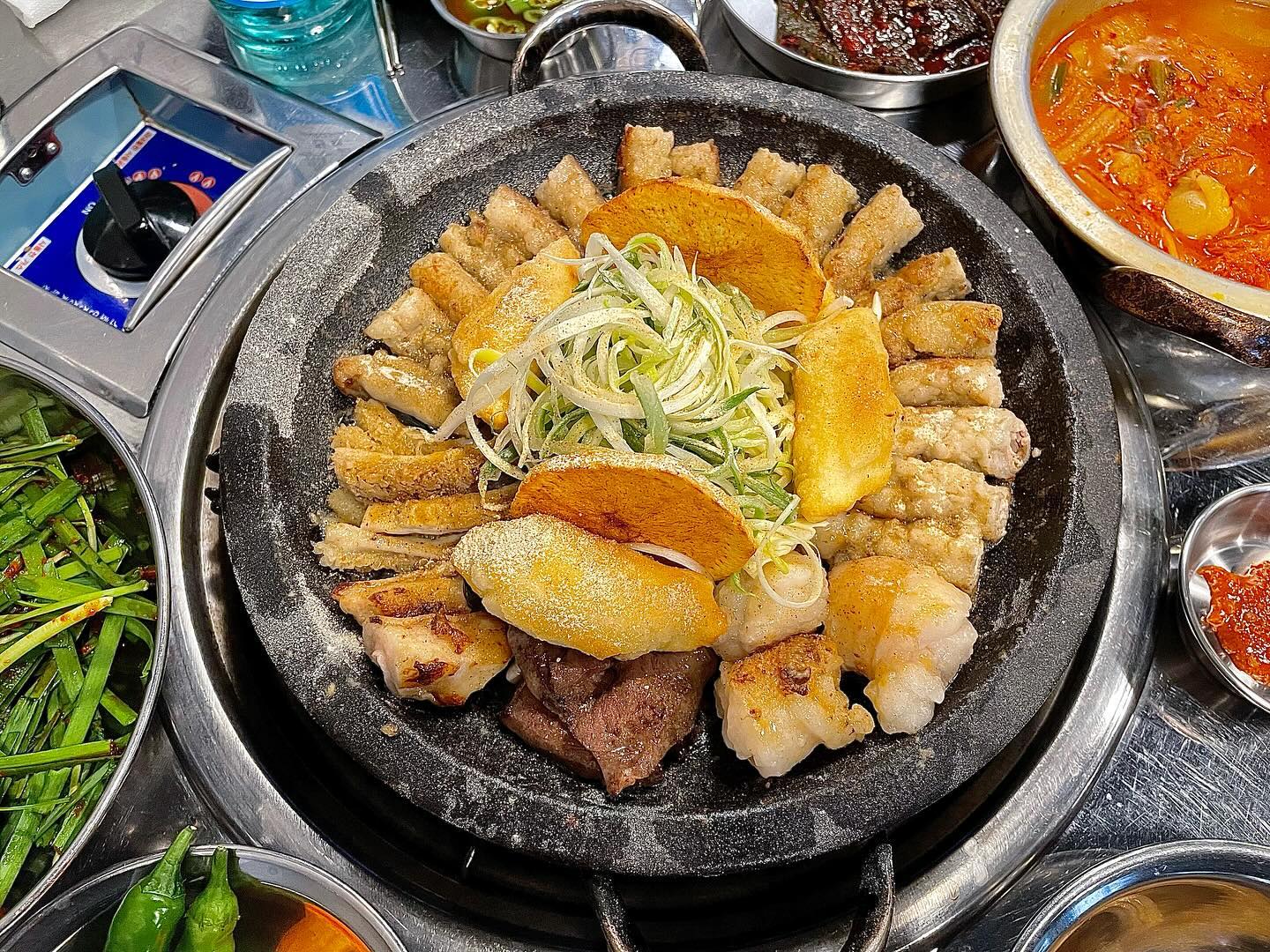 #협찬
’곱창이야기‘ 
한우 생곱창 구이 & 전골 전문 발산역점

생곱창을 직접 정성껏 손질해 제공해주는 곳으로 
본점인 마곡점 인근에 위치!

나는 대창 막창도 좋지만 곱창을 더 좋아해 
모듬하나에 곱창하나로 주문🙌

주문시 바로준비되는 각종 소스와 부추 야채 
그리고 대창찌개와 천엽 
크 이것만으로 벌써 소주 한병은 마실수 있는😍

요리가 초벌되어 나오면 자주 뒤집으면서 
지글지글 익혀주기만 하면 된다😃
(그런데 우리는 다구워 주신😂)

🍳 정말 곱이 가득한 고소 야들한 곱창과 단백한 염통 식감최고의 막창과 고소함이 일품인 대창까지 하나같이 너무너무 맛있다 이곳의 특제 깻잎과 고추한점 올려 먹으면 정말 일품
🍳 함께 구워져 나오는 쫄깃한 떡과 감자 그리고 기름에 튀겨진 야채들은 말해모해
🍳 마무리 볶음밥은 귀여운 하트모양으로 김가루 가득! 치즈와 계란 추가를해 비벼먹으면 그 부드러움과 맛이 일품

처음 서비스 찌개부터 맛있는 곱창
그리고 마무리 볶음밥까지 완벽했던 코스👍
다양한 국수도 있던데 다음에는 국수도😮

직원분들도 너무 친절하고 
맛도 본점과 똑같아 앞으로는 여기로 방문해야겠다😆

<메뉴>
한우곱창 : ₩ 21,900
한우모듬 : ₩ 21,900
볶음밥 치즈추가 계란추가 : ₩5,000

<장소>
서울 강서구 강서로 378 (등촌동) 104호 곱창이야기 발산역점

#곱창이야기 #한우곱창 #곱창전골 #발산곱창 #발산역곱창 #발산맛집 #마곡곱창 #발산곱창전골 #마곡곱창전골 #마곡맛집 #발산역맛집 #발산역한우곱창 #발산역대창 #마곡한우곱창 #먹팔선팔 #먹팔 #먹스타 #맞팔은댓 #일상 #소통 #foodstagram #koreanfood #리뷰노트 #강서구맛집 #강서맛집 #곱창맛집 #마곡곱창맛집 #발산곱창맛집