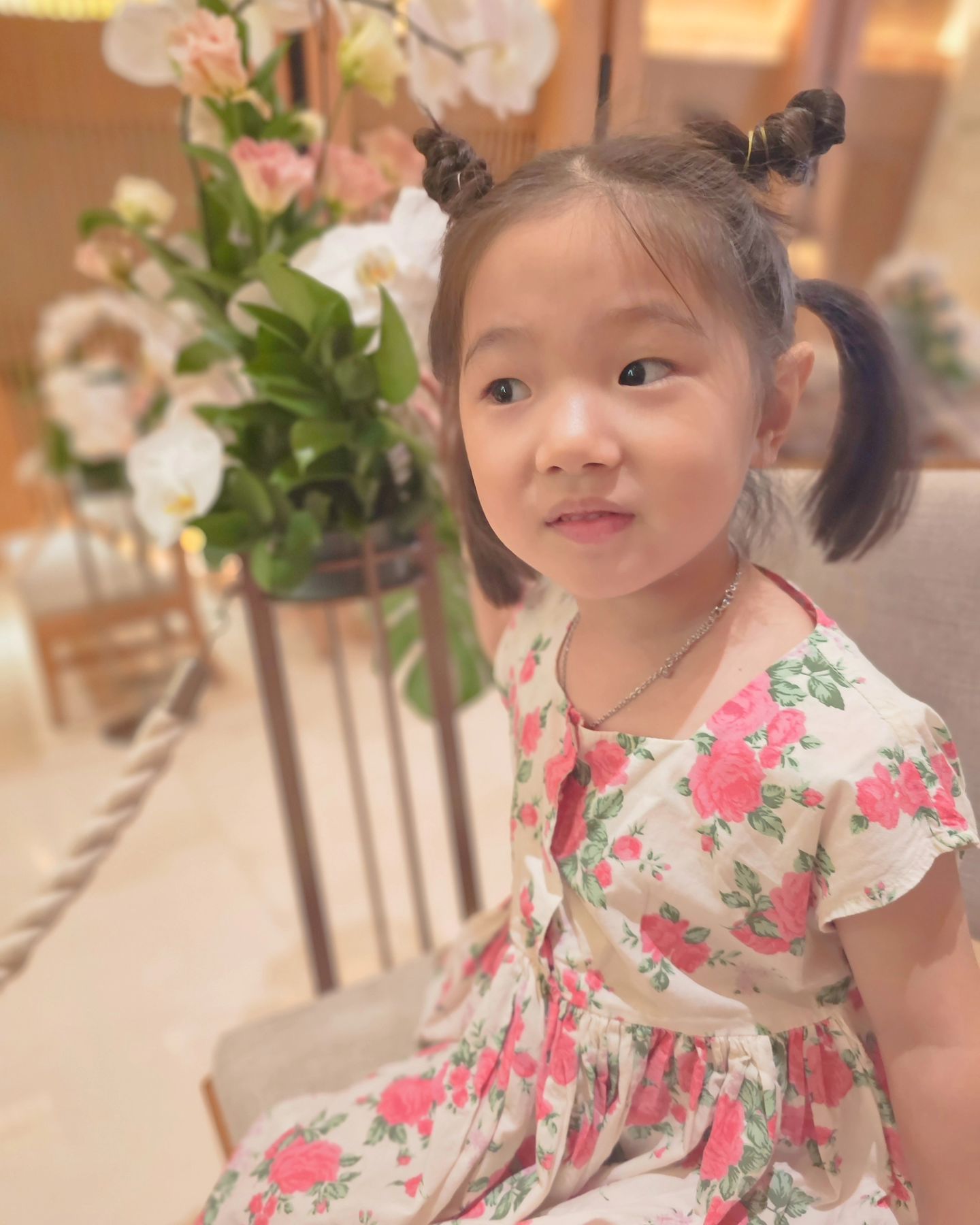 ❁ ʂσσ. ʝι ◡̈+1365 ᴅᴀʏs ෆ⃛

#오늘사진아님 #어제사진 #피드채우기
 #주말기록 #주말일상

아빠 회사 직장동료 결혼식 다녀온 날 
보는 사람마다 이쁘다고 칭찬받은 날
결혼식 보는내 박수치고 얌전히 앉아서 즐김ෆ˙ᵕ˙ෆ

#결혼식하객 #꼬마아가씨 #귀여움주의  #딸스타그램
#수지의하루 #수지그램 #딸사진찍는재미
#44개월딸  #딸맘 #육아기록 #일상 
#육아소통 #육아스타그램 #koreankids