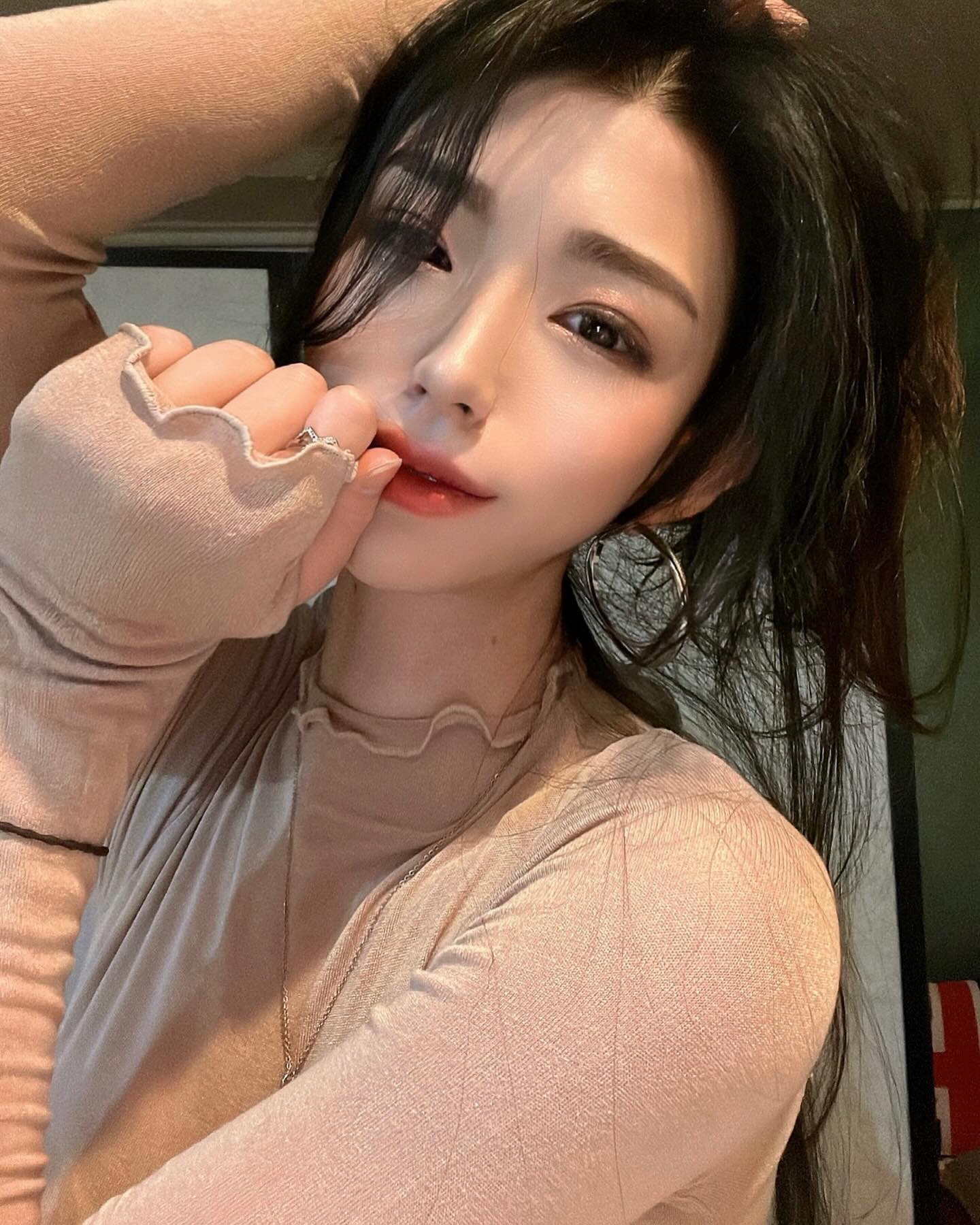 남은 3일 누구보다 알차게 보내겠다.
내인생 어떤년도보다 더 그지같았던 
23년 함께해서 더러웠다ㅎ빨리가고
24년도 내가 잘할게 우리행복해보자