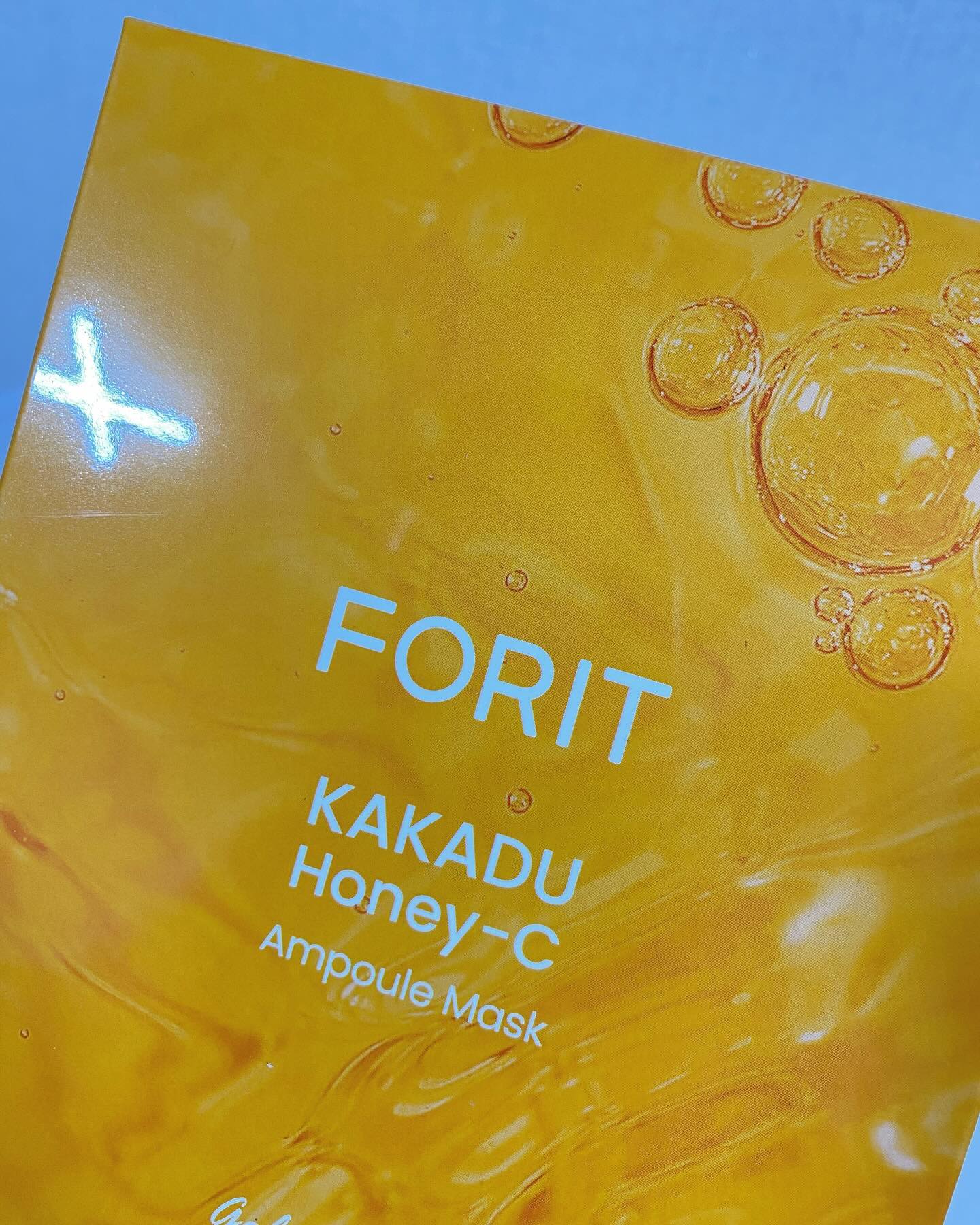 FORIT 으로부터 제품을 제공받아 업로드하였습니다.

요즘 같은 쌀쌀한 날씨에 피부가 건조하고 칙칙해지죠? 

아무리 크림을 바른다고 하지만 안바르면 또 다시 갈라지고 칙칙해지더라구요..! ❄️

또한 화장을 하면 시간이 지나면 금방 칙칙해지고 어두워지더라구요 🥲🌚

🍯🫧포잇 카카두허니씨 마스크팩🫧🍯

포잇 카카두 허니씨 앰플 마스크는 칙칙해진 피부를 맑고 생기있게 만들어주는 앰플 마스크에요! 

카카두플럼 열매에서 추출한 🍯비타민 c와 꿀 추출물, 로얄젤리가🍯 가득 들어간 앰플 마스크에요! 이러한 성분이 가득 들어가 있어 피부를 탄력있게 가꾸어 주는 제품이에요✨

그리고 식약처에서 인증한 💛미백기능성 성분인 나이아신 아마이드가 함유되어있다고💛 해요 :) 

또한 피부가 약한 분들도 걱정없이 사용 가능하도록 🌱약산성+ 100프로 생분해되는 친환경 시트로🌱 만들었다고 해요! 

그리고 실제로 사용해본 후기는 
일단 앰플 양이 많더라구요! ✨ 딱 열자마자 앰플양이 많아서 놀랬어요! 

앰플양이 많아서 그런지 시트지가 마르지 않더라구요! 그리고 목이나 팔에도 바를 수 있을 만큼 가득해요 🫧

또한 마스크팩은 밀착력이 제일 중요한데 밀착력 또한 우수하더라구요! 🫧피부에 착 달라붙어 흡수가 잘 되는 느낌이 들더라구요 

또한 예민한 피부라 잘못 사용하면 붉게 올라오거나 가려움이 동반되는데 그런 증상은 없더라구요! 

전 후 사진 보이시나요! 붉은기 가득한 제 피부가 가라앉았더라구요✨🙀

이 마스크 팩을 하고 난 뒤 화장을 하면 들뜸이 없고 얼굴에 광이 나더라구요✨ 피부가 많이 건조해 들뜨고 시간이 지나면 뭉쳐서 묻어났는데 안묻어 나더라구요!

피부, 잡티에 고민이고 얼굴이 칙칙하다면 포잇 카카두 허니씨 앰플 마스크 한번 사용해보세용 

#협찬 #포잇 #카카두허니씨마스크팩 #미백마스크팩 #비타민마스크팩 #꿀광 #홈케어 #미백