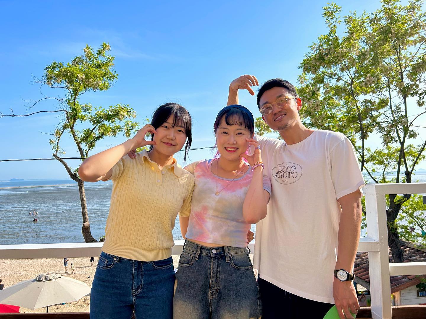 🎤전시 19일차_뻘소리 토크🎤
-
19일차에는 작가들과의 대화를 빙자한
뻘소리를 나누는 토크쇼가 있었다🙆‍♀️🙆‍♀️

실제로 전날 생일 기념으로 주당이 되어..🍺
취중 뻘소리를 했다는 소문이..🥹
는 농담이구 내가 자연에 대해 가진 생각들,
자연을 통해 느낀 것들을 솔직하게 나눌 수 있는 시간이었다🍀

땡볕에서 버스킹처럼 진행되었는데,
생각보다 많은분들이
이름도 모르는 아무개 작가들의 이야기를
오랜시간 함께 앉아 진지한 눈빛으로 들어주시고
호응해주시는 모습이 감동의 도가니탕이었다..🥹

그리고 MC 호진보이가 나와 민주언니에 대해 느낀 바를
가감없이 나눠준 멘트들이 주옥같았다. 기록해둬야지!✍🏻✍🏻

“왜저러지..? 왜저럴까…? 싶은 사람이지만,
삶에 대한 의지가 참 많은 사람.
언젠가 무너질지언정,
왠지 모를 밝음이 언제나 지탱해줄 사람.”
-MC 호진ㅋㅋㅋㅋㅋㅋㅋ-

PS. 다음주에는 호진님 cdhcar89 소개 제가 할거에오🤭