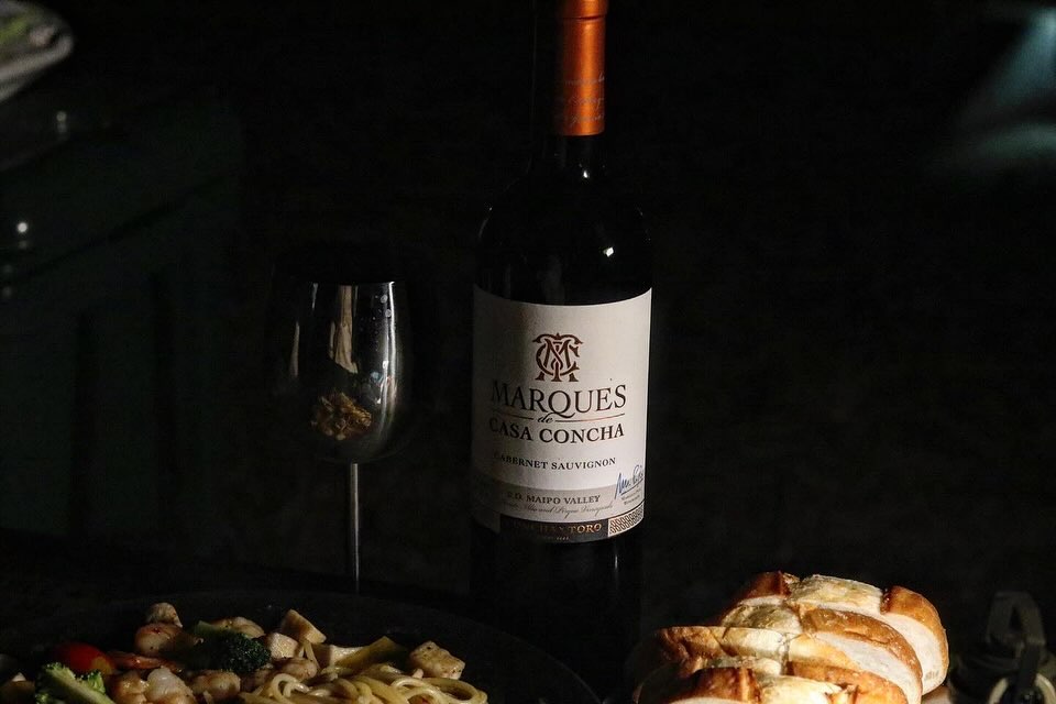 #협찬 마르께스 데 까사 콘차 카베르네 소비뇽 🍷
칠레 TOP 와이너리, 콘차이토로의 스테디셀러인 ‘마르께스 데 까사 콘차’
전세계에 칠레 와인의 프리미엄화를 이끌고 있는 콘차이토로 와이너리의 대표작이랍니다.
전 품종 90+ 이상의 수상점수를 가진 믿고 마시는 칠레 대표 와인 브랜드인데요.

사실 칠레와인이 보통 저렴하고 맛이 비슷해서 편하게 마시기 좋은편이죠, 요 와인은 칠레 고유의 떼루아를 완벽하게 한 병에 재현해내서 블라인드로 마실경우엔 칠레와인 같지않은 느낌을 받을수있어서  차별성을 띄고있답니다. 

또 2만원 중후반대라 부담스럽지않은 선물로도 또 연말송년회나 회식할때등 모임에서도 가볍게 마시기  좋을것같아요. 

당도가 낮은 와인이지만 13도정도의 온도에서 30분이상을 열어놨을때 단맛이 생각보다 많이 올라와서 마시기 수월했고 첫오픈시와 1시간이상 열어두었을땐 단맛보다는 탄닌감이 굉장해 풀바디감으로 스모키하게 마실수있는 와인이더라구요.
너무 낮은온도로 드시면 엄청 거칠게느껴지실수도 있을듯!
적당한 온도에선 거친느낌보다는 부드러운 탄닌감이 오래가긴하지만 부담스럽지않게 드실수가 있을것 같네요. 
먹어본 칠레와인들중에선 확실히 무게있는 와인인거같아요. 페어링음식은 바베큐류 추천드려요. 

<품종>
까베르네 소비뇽 86.5%
까베르네 프랑 10%
시라 2.1%
쁘띠 베르도 1.4 %

<평점>
2018빈티지 제임스 서클링 James Suckling 92점 
2017빈티지 와인 엔수지애스트 Wine Enthusiast 93점 
2016빈티지 데스콜차도스 Descorchados 93점 
2016빈티지 제임스 서클링 James Suckling 93점 
2016빈티지 팀 아킨 Tim Atkins 90점

⛔️지나친 음주는 뇌졸중, 기억력 손상이나 치매를 유발합니다. 임신 중 음주는 기형아 출생 위험을 높입니다
.
.
 #마르께스데까사콘차 #송년회와인 #송년회와인추천 #칠레와인 #칠레와인추천 #프리미엄와인 #회식와인 #연말와인 #레드와인#와인