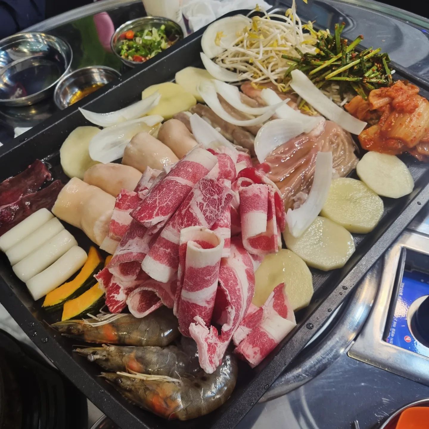 #협찬
백만년만의 소곱창 챱챱

모래내시장 곱창골목 중간쯤에 위치한 왕십리소곱창
인천 남동구 구월로266번길 57 1층 1호, 6호

곱창 염통 대창 막창 우삼겹 등 맛있는거 옆에 맛있는 거로 구성된 모듬한판800g
신선한만큼 고소하고 쫄깃쫄깃 곱도 한 가득!
숙주, 김치, 부추무침, 양파, 감자, 떡, 호박, 새우까지 곱창기름에 노릇하게 구우면 맛이가 없을 수가 없어요.
기본찬이나 양념장 모두모두 정갈하고 맛있어서 모듬한판과 
조화 굿굿! 모래내시장곱창 맛집 인정!
선짓국이랑 대파김치는 진짜 미쳤음.
이모님도 어찌나 친절하신지~
또 찾고 싶은 곳. 곱창 땡길때는 다시 ㄱㄱ

#모래네시장곱창#모래네시장소곱창#구월동소곱창
#구월동곱창전골#모래네맛집