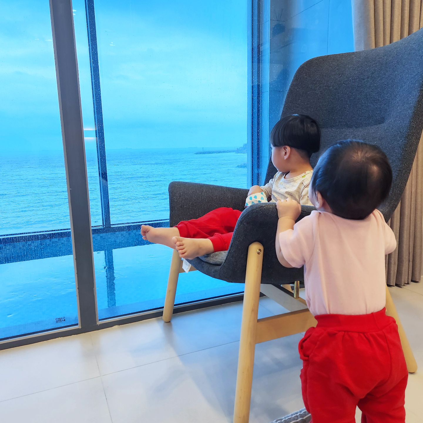 통창으로 보이는 바다뷰가 너무 멋진곳❣️

풀빌라 앞에는 해수욕장도 바로 갈 수 있고
1층에 카페와 캠핑감성 바베큐장에
실내에는 큰 온수풀장까지 !!

아이랑가도 너무 좋았던 
#하이포항풀빌라 

#구룡포풀빌라 #호미곶풀빌라 #구룡포펜션 #호미곶펜션 #포항여행 #아이랑여행