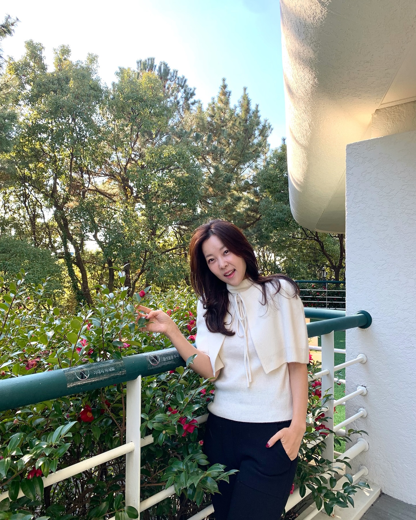 이번 제주여행🪽 grandjosun_jeju 💚
발코니 동백꽃이 떨어지는 낭만 🌺
룸서비스 이렇게 만족스럽기 있기...?🥂🍾