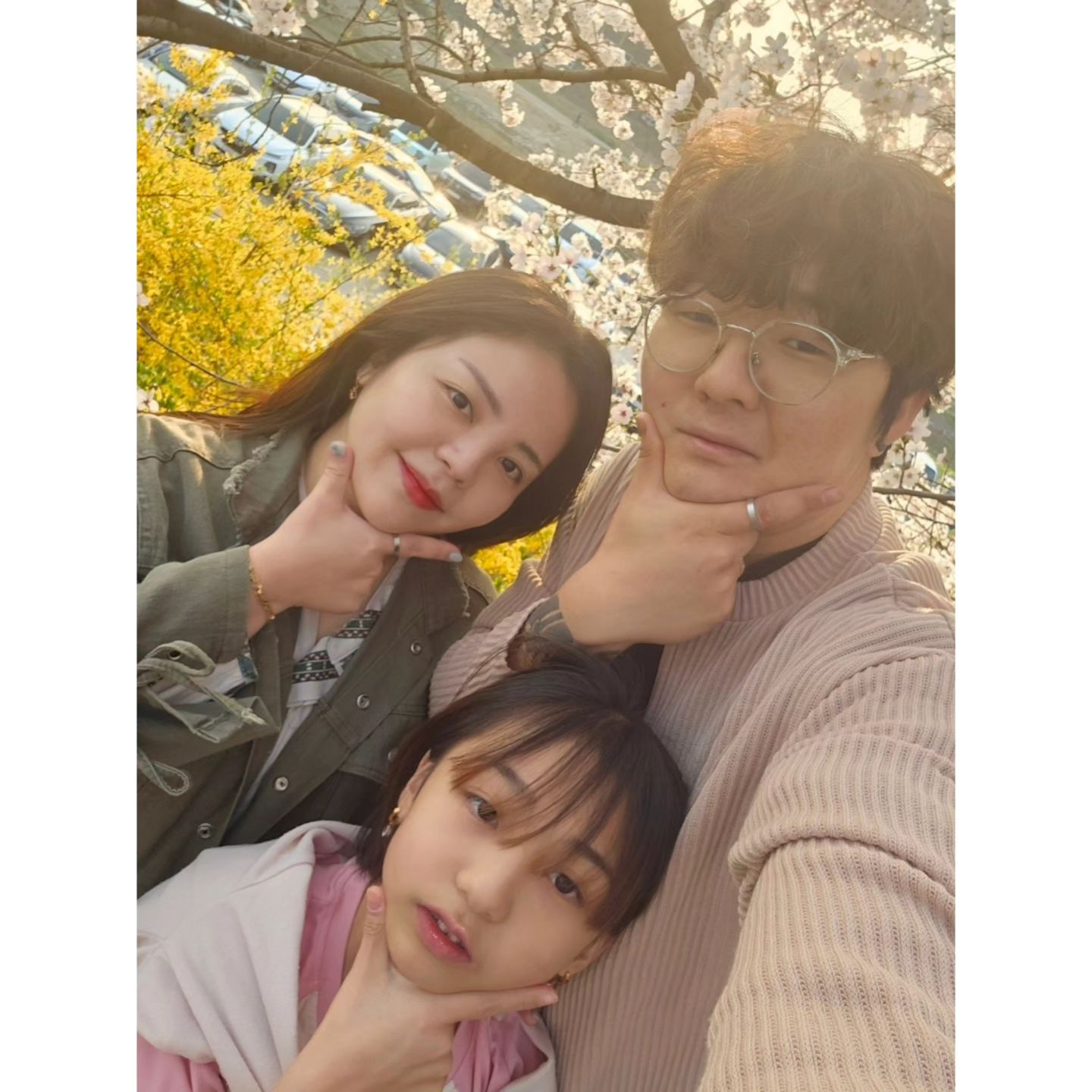 .
잠시외출
벚꽃도 가득, 사람도 가득
그사이에서
엄마가 찍어주는 13살의 인생샷💕
.
.
.
#벚꽃축제#벚꽃길#우리가족#인생샷#초딩엄빠#주말순삭