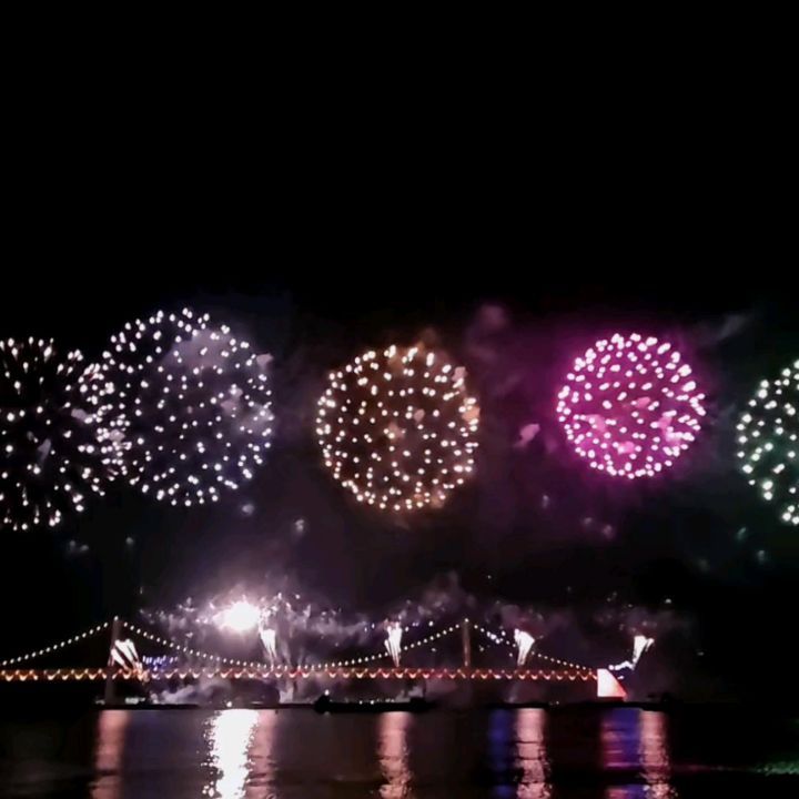부산 불꽃축제💙

매년방문하는데 올해면 이제 10년차네
근데 이 2023년이 제일 별로였던 ..
⠀
아침부터 가운데 딱 맞춰 앉아서 기다렸는데
바지선이 광안대교 센터랑 맞지않아서..
사진찍으면서 짜증났는데
돈주고 유료좌석 앉은사람들은 더 왼쪽으로 치우쳐져 있어서
더 삐딱하게 봤을듯

안전요원은 안전관리도 안하고

부산시는 엑스포 유치한다고 돈없어서
해외팀을 못불렀다는 소문이 무성하고

불꽃 디자인은 분명 작년이랑 다르다고 했는데
찍힌 사진만 봐도 작년과 똑같고

2024년에 가야하나 말아야하나
⠀
⠀

⠀
⠀
⠀
⠀
#특파원우여사_부산 #부산여행 #부산불꽃축제 #불꽃축제 #광안리해수욕장 #광안대교 #fireworks