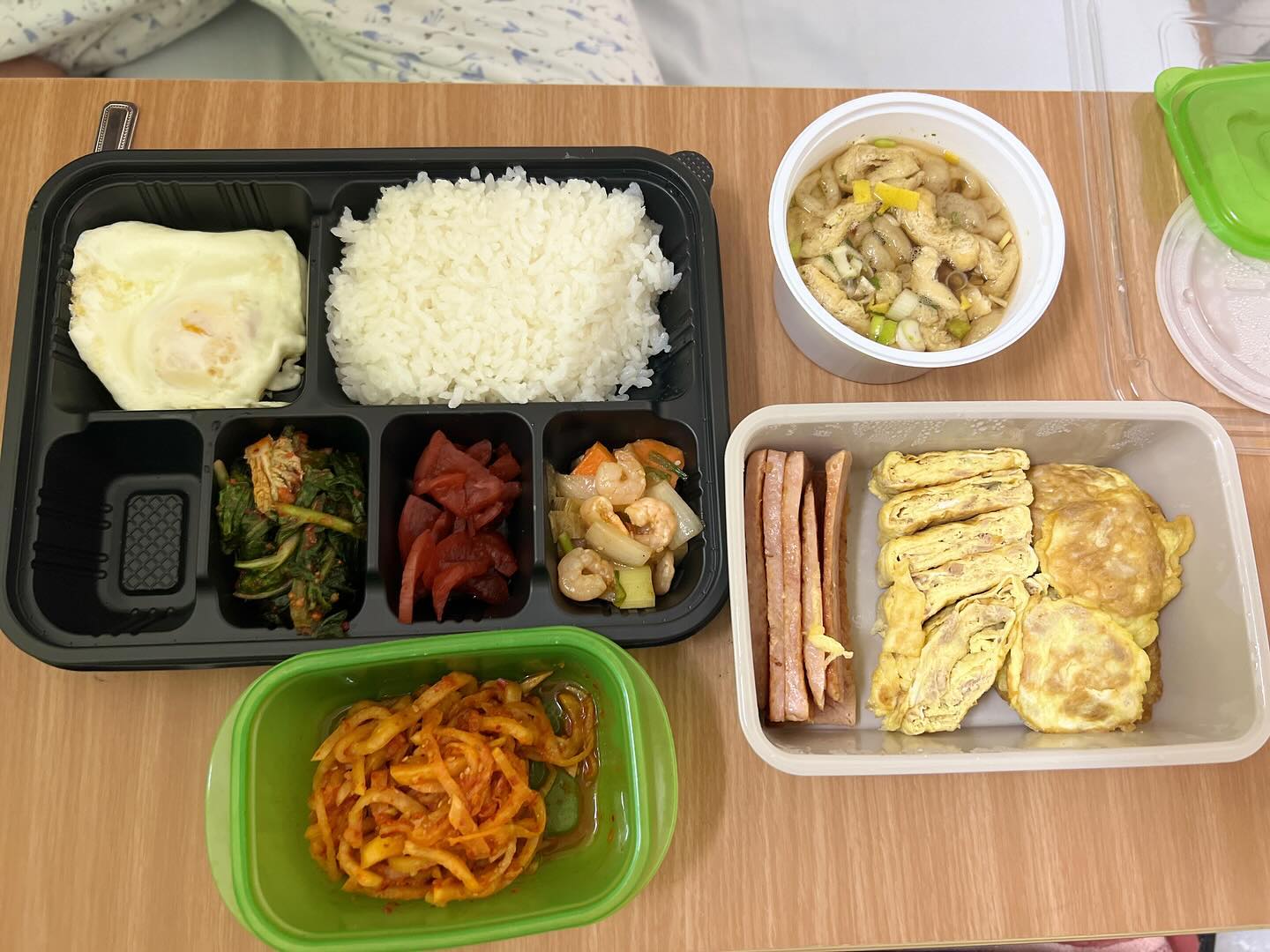 -
4.4일 아가리어터 일기 

아침 패스 
점심 음양탕. 애사비한잔. 영양제 털어넣기 
공복 19시간 후 포카칩 한봉
저녁 일반식 (백미 반공기) 

강아지 공원 산책 시키면서 걷기+뛰기+걷기 총 3바퀴!
집에 들여보내고 혼자 유산소 45분 🚶‍♀️🏃‍♀️

내 몸뚱이 감당 못하는 발목 무릎관절들.....😭
스트레칭+폼롤러로 조사줘야지! 

내일 남푠 퇴원하고 집에 오는데, 
다시 폭식+음주 하게 될까봐 두렵다ㅠㅠ
.
.
.
#아가리어터 #식단일기 #다이어터