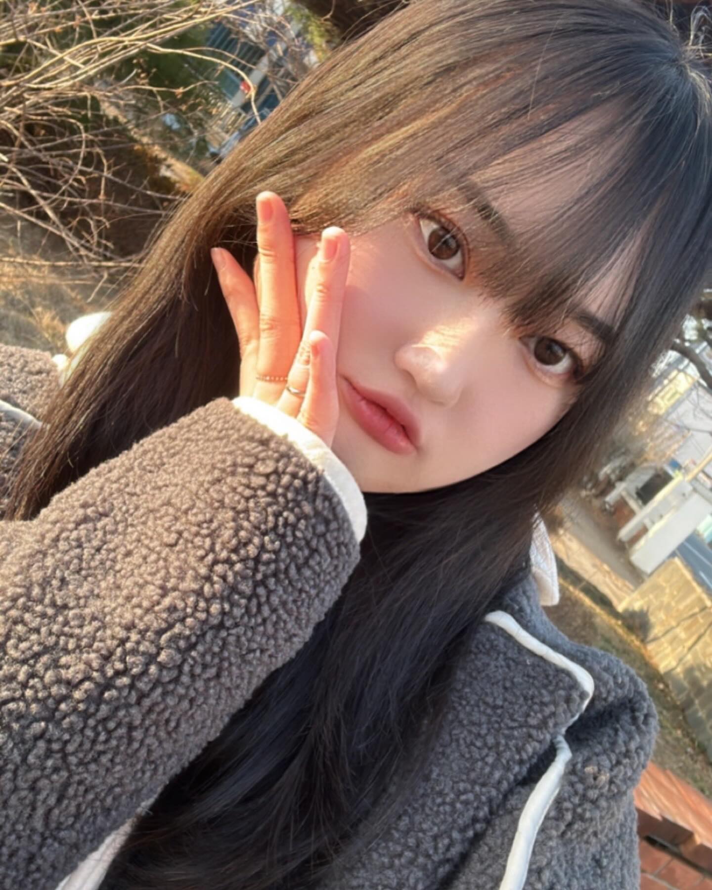 으앙 개강 #렌즈미제품제공 

착용한 렌즈는 초코 색입니다 😆ིྀ 

이번 렌즈들은 직경이 크지 않고 자연스러운 예쁨을 가진 렌즈들이에요!

찐으로 자연스러운데 예쁘고 초코도 “나 초코다 !!” 가 아니라 “나 초코인데 초코같아?“ 하는 느낌?
브라운은 브라운이지만 오렌지 빛이 섞여서 밝은 브라운 느낌!
그레이는 너무 쨍한 그레이는 아니지만 “난 그래도 그레이야” 하는 느낌

초코랑 브라운은 #웜톤 에게! 그레이는 #쿨톤 에게! 
잘 어울리는 렌즈인거 같아요!

퍼스널 컬러를 굳이 따지자면 하는거라 ..
사실 다 너무 예뻐서 퍼스널컬러와 관계없이 마음애 드는거 착용하는것도 좋을듯 ..

 : < 아이브릿지 3종 >
✔ 1month/2P 한 달 착용 팩렌즈
✔ 색상 : 브라운, 그레이, 쵸코
✔  10,000원 (1+1)
✔ 그래픽 직경 : 13.0mm

#렌즈미 #렌즈미렌즈 #렌즈추천 #컬러렌즈추천 #렌즈리뷰 #데일리렌즈 #자연스러운렌즈 #초코렌즈 #브라운렌즈 #그레이렌즈 #직경작은렌즈 #웜톤렌즈 #쿨톤렌즈