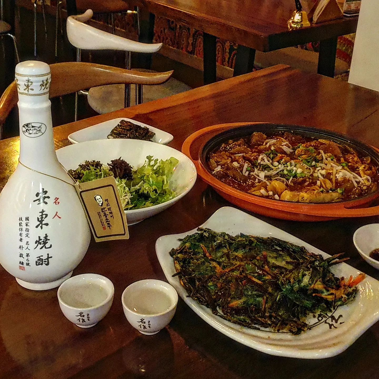 문래동에서 분위기 좋은 술집🍶 1등 '주락문래본점' 다녀왔습니다~ 
주락은 전통주🍶 전문 술집으로 전통주에 대한 사랑으로 사장님이 한식 주점을 오픈했다고 하는데요~! 그래서 소주와 맥주같은 일반 술은 없답니다!

문래창작촌에 이렇게 분위기 좋고 고급진 술집이 있었다니 놀라울따름인데요!

진열된 전통주는 70종 이상이고 다양한 술을 마셔보고 싶다면 잔술을 추천드리고 
저는 사장님 추천으로 안동주를 픽했어요😄

곁들임 안주는 한우스지찜과 바삭한 해물파전을 시켰습니다.
 한우스지찜은 살짝 매콤한 양념과 쫜득한 스지의 감칠맛이 일품이었어요 

해물파전도 향긋한 파와 듬뿍 들어간 새우와 오징어의 궁합이 최고였습니다. 

정말정말 꼭 가보셔야할 문래창작촌 술집 '주락 문래본점' 데이트뿐만 아니라 각종모임에도 강추합니다~🤗

✔0507-1465-7946
✔매일 17:00 - 24:00 월휴무
✔서울 영등포구 도림로 126길 11 1층

#문래동술집 #문래동맛집 #문래데이트 #문래동데이트 #주락 #안동주 #한우스지 #한우스지찜 #먹스타그램촵촵 #먹스타맞팔