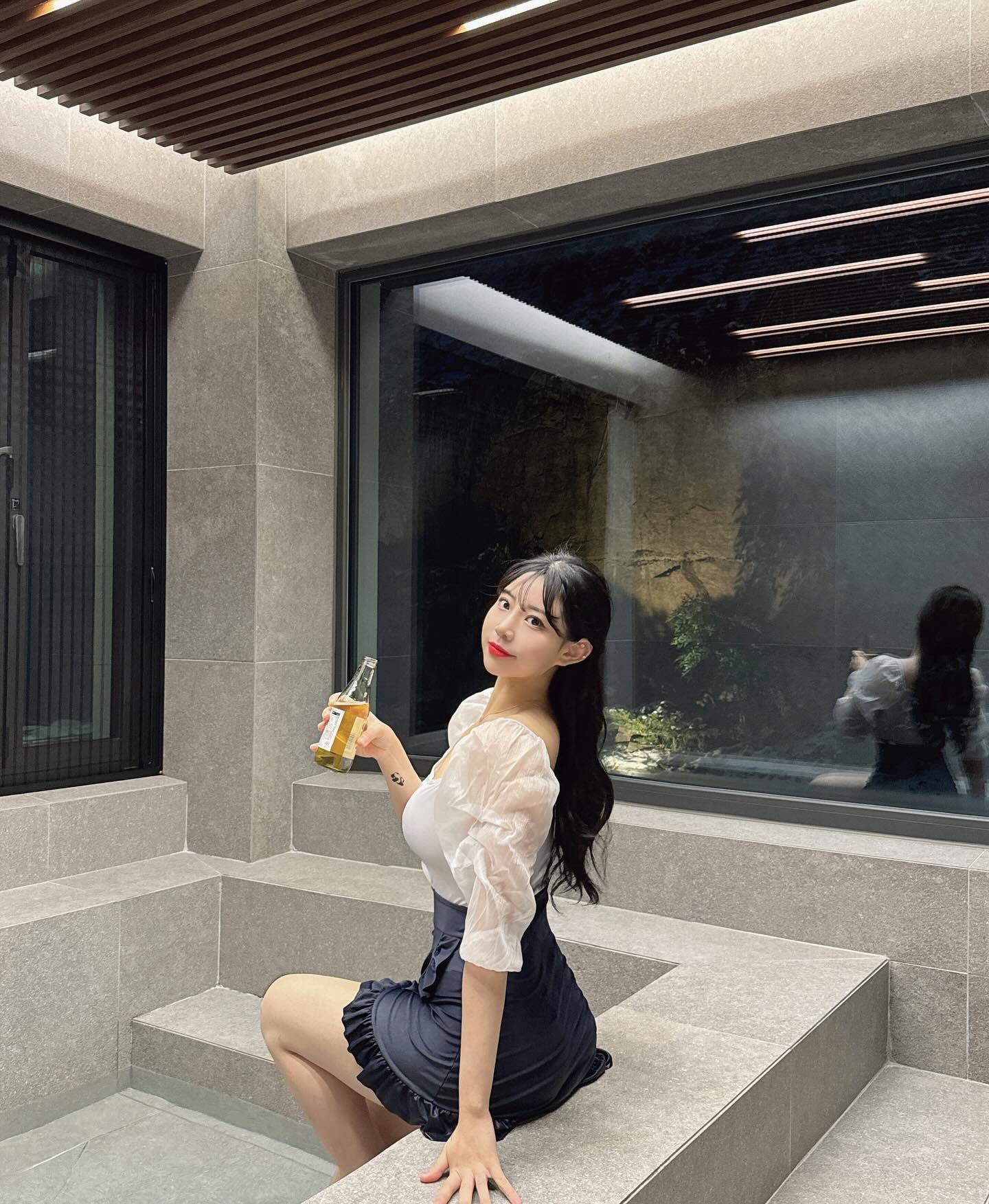 횡성 감성 자쿠지 펜션 “한가스테이”✨
숲 속, 300평의 공간을 누릴 수 있는 독채 풀빌라입니다💙

하루에 한팀만 누릴 수 있는 곳으로,
고즈넉한 분위기가 가득한 곳이에요!

오자마자 확트인 통유리창을 통해
자연을 그대로 느낄 수 있었어요💚

하이라이트로 프라이빗한 통유리창 자쿠지에서
힐링 제대로 했답니다🫧
따뜻한 물 속에 몸 담그고 있으니
피로가 싹 녹아내리더라구요..😌🫶🏻

고기 구워먹기 좋은 야외온실 바베큐장에서 
캠핑 느낌도 낼 수 있고,
넓은 독채 정원 모두 우리만의 공간!😆
가만있어도 힐링 그자체에용🥰

연말에 어디갈지 고민중이시라면,
서울에서 멀지않은 한가스테이에서 
한가롭게 여유를 즐겨보시는 건 어떠신가요🫶🏻🩷

더 자세한 숙박리뷰는 뷔엔나로그(블로그) 업로드 예정입니다!💚

📍#한가스테이 hanga_stay #숙소제공 
🗺️ 강원 횡성군 둔내면 청태산로303번길 88 1동
🏡 독채, 기준4인
(방 2, 침대 2, 욕실2)
💰36-42