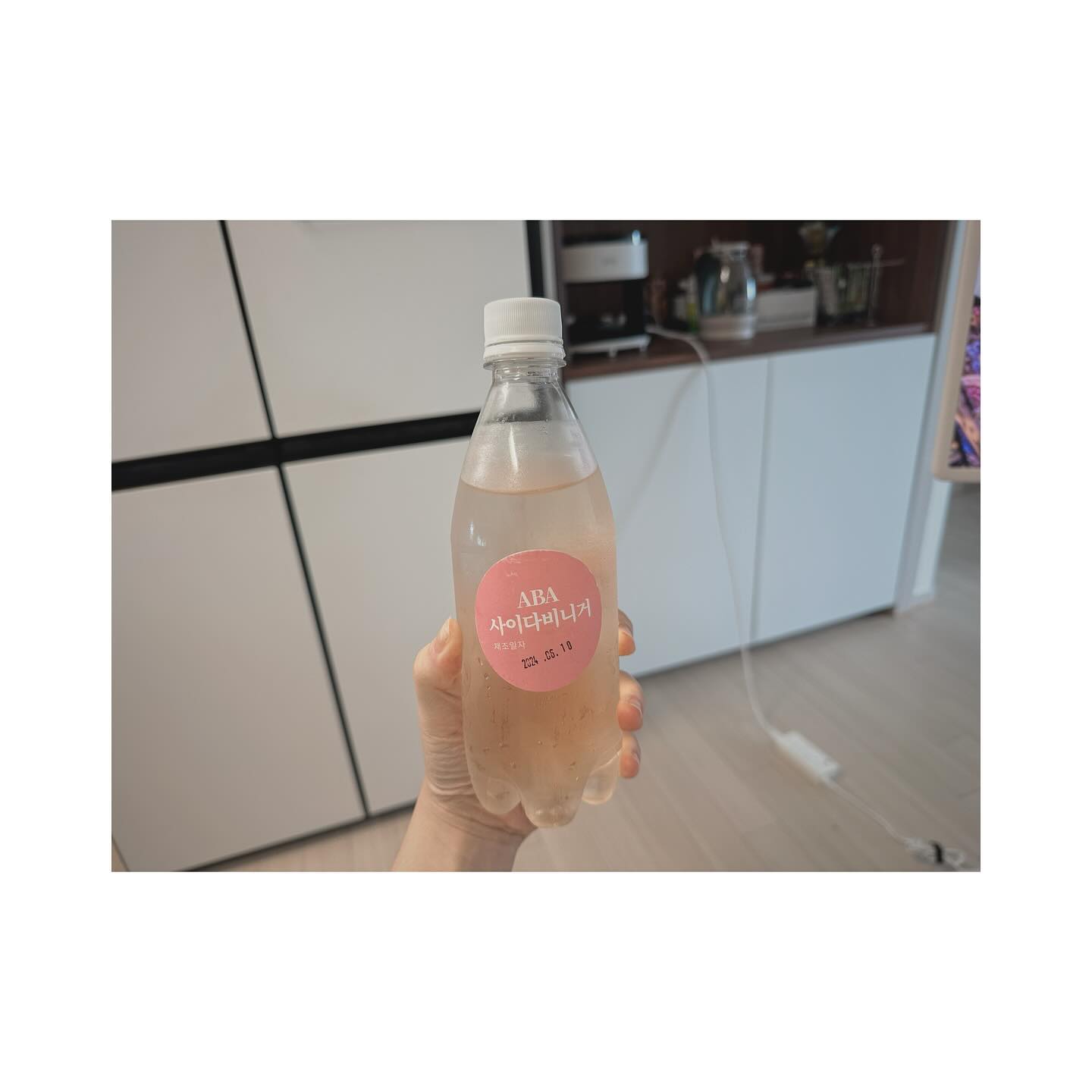 #협찬
요즘 핫한 ABA사이다비니거 저도 먹어봤어요 ,, 🍏✨
사과랑 블루베리 같은 베리들이 발효된 천연식초라 처음엔 맛을 기대하지 않았는데 상큼하면서도 탄산과 함께 청량감 대-박,, 
초막을 6번띄어 만든 ABA 천연발효식초가 사이다 음료수로 그리고 저당에 저칼로리라 부담 없는 사이다비니거 함께 먹어보아요 ... 🌿💚

#디톡스음료 #천연발효식초 #ABA사이다비니거