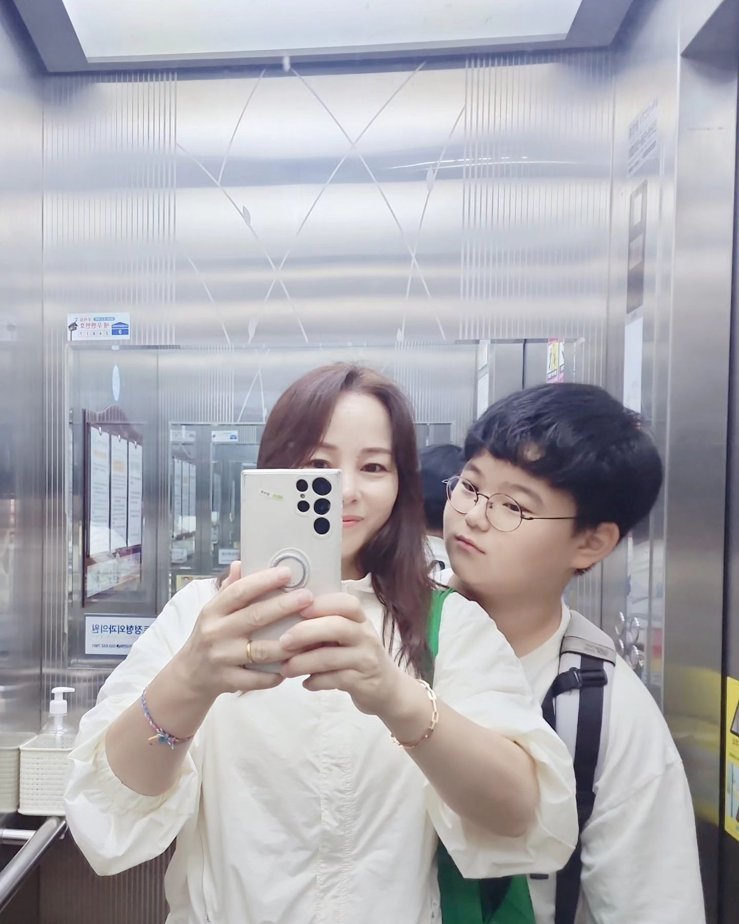 출근,등교길 셀카📸
아직 셀카같이 찍어주는 울꼬맹이
사춘기아닌거지??😍
