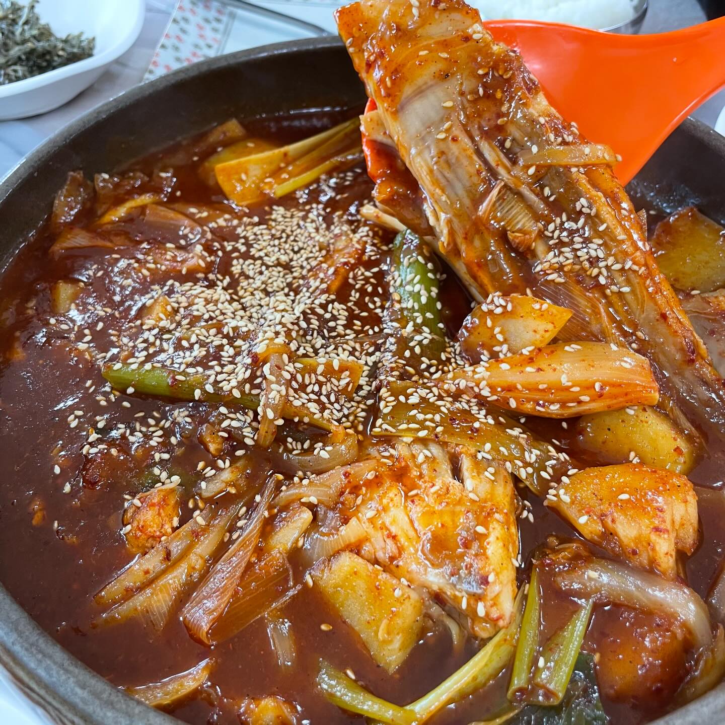 #내돈내산 #청초낙원식당

강원도중에 제일 자주자고 가도가도 좋은곳 속초 ! 
속초가서 맨날 먹는것만 먹으면 질리잖아요 -

에어비앤비 숙소예약하면서 전달받은 찐 현지인맛집 소개해드리려고 합니다 ! 
메뉴는 #가오리조림

메뉴는 20분정도 걸리니 미리 출발하시기전에 전화해서 예약 후 방문을 추천!
기본반찬들도 꽤 가짓수가 많았고 , 간이 정말 좋았던 

소짜시켜도 둘이서 먹기는 조금 양이 많았고, 푸짐
감자와 무가 들어가는데 완전 찰떡궁합이고 살도 퍽퍽한부분 없이 야들야들했습니다.

완전 추천 !  다음에 속초방문해도 또 가고싶은곳 ! 

🚩 속초시 설악금강대로로44 1층
매주 월요일 휴무 / 9시 - 21시