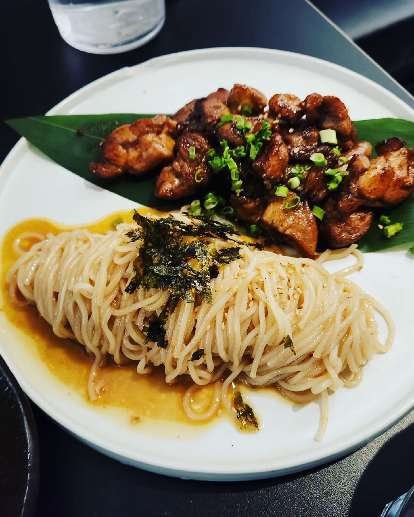 #협찬 #연화옥
.
.
.
불금을 맞이하여 맛있는 음식을 먹으러 강서구청의 핫플 연화옥을 방문해 보았어요 ☺

🔆연화옥🔆

영업시간 : 매일 17시 - 새벽 2시 (라스트오더 0:00시)

고기를 이용한 맛있는 음식과 재미있는 술이 있는 곳~~
옛 주택을 개조하여 세련된 감성으로 꾸며낸 곳이예요
편안한 분위기에서 맛있는 음식과 전통주 등 다양한 술을 즐길 수 있는 곳

우대갈비와 한우육회가 유명한 연화옥! 그러나 빠른 품절 주의 😂
밑반찬으로 잡채와 맛있는 겉절이도 나온답니다

오늘 먹은 메뉴 🐽

🎀소고기된장전골(2월 신메뉴)_20.0
완전 무조건 추천이요!! 찐한 된장찌개에 우삼겹, 버섯 등 재료도 가득 들어있어서 너무 맛있어요~
양도 매우 많아서 여러명이 먹기에 좋은 안주인듯해요!
공기밥도 있어서 든든한 식사 겸 반주도 가능😍

🎀닭구이와 된장비빔면_17.0
짭짤하게 구워진 닭구이와 들기름 맛으로 고소한 맛이 일품인 된장비빔면을 싸서 먹으면 꿀맛!
막걸리나 전통주와도 매우 잘 어울려요~

🎀호랑이 생막걸리 6% 750ml_8.0
달달하면서도 인위적이지 않은 단맛이 맛있었던 막걸리!
은은한 맛이라 막걸리 초보분들도 무난하게 먹을 수 있어요~
無아스파탐 100% 순수한 쌀로만 빚은 막걸리

연화옥은 술잔에도 신경을 써서 술맛나는 곳이였어요 ㅎㅎ

🎇EVENT🎇
현재 네이버 포토리뷰를 올려주시는 분들께 전통주 샘플링 제공 💕

다양한 전통주를 맞볼 수 있는 기회니 다들 참고‼‼

#강서구청맛집 #강서구청술집 #화곡맛집 #가양맛집 #좋은분위기 #강서구한식주점 #강서구청맛집 #강서구술집 #화곡동맛집

*이 글은 리뷰노트를 통하여 본 업체에서 제품 또는 서비스를 일부 제공받아 작성된 글입니다*
