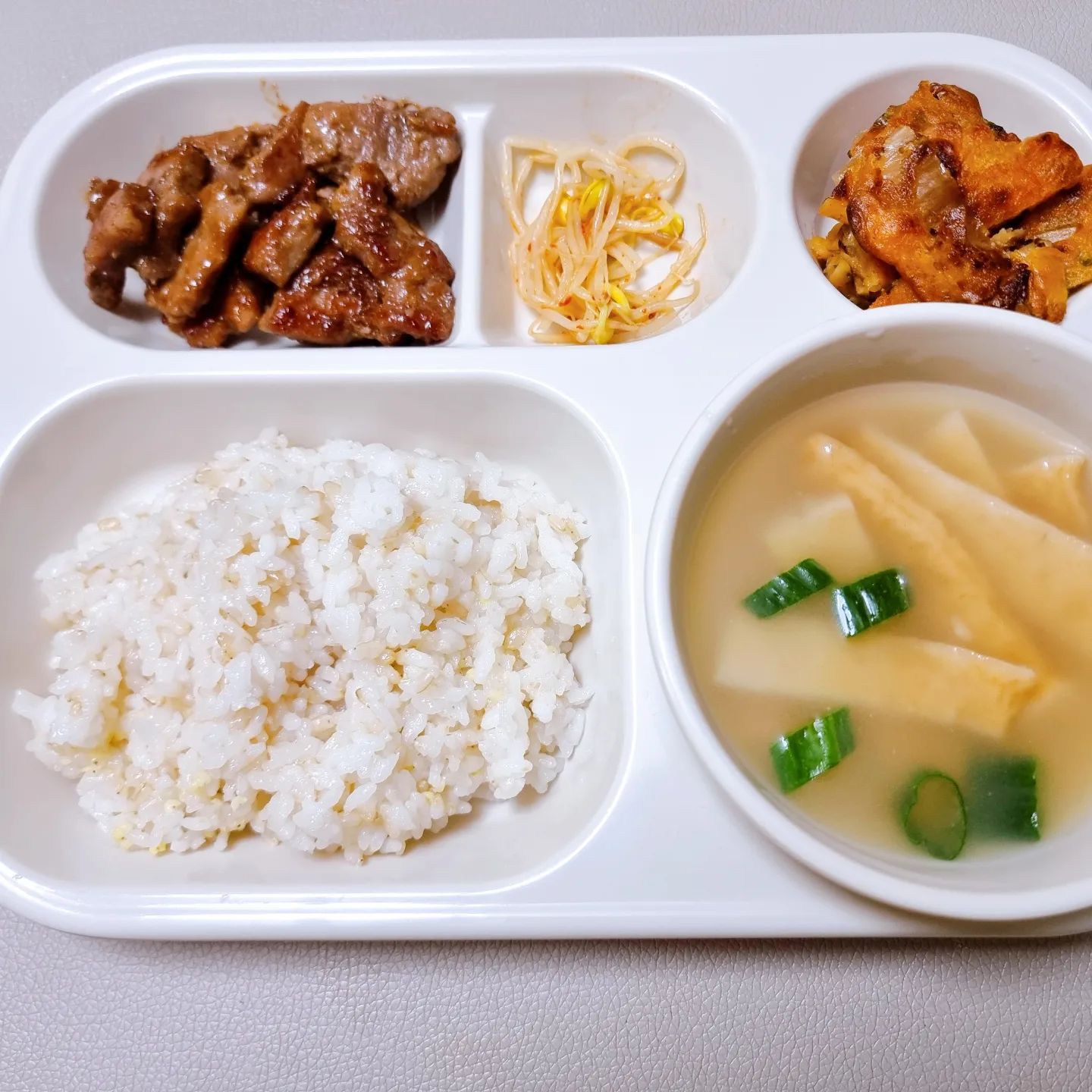 오늘 저녁. 
부침개만 부쳐먹으려다
 큰 아이가 비가와서 인지 기운이 없어보이길래
얼른 목살꺼내고 양념해서 꾸워주기 !ㅋㅋ
육식공룡 반응은 늘 최고

#먹는일상 #아이저녁 #집밥 #양념목살 #김치부침개 #어묵국