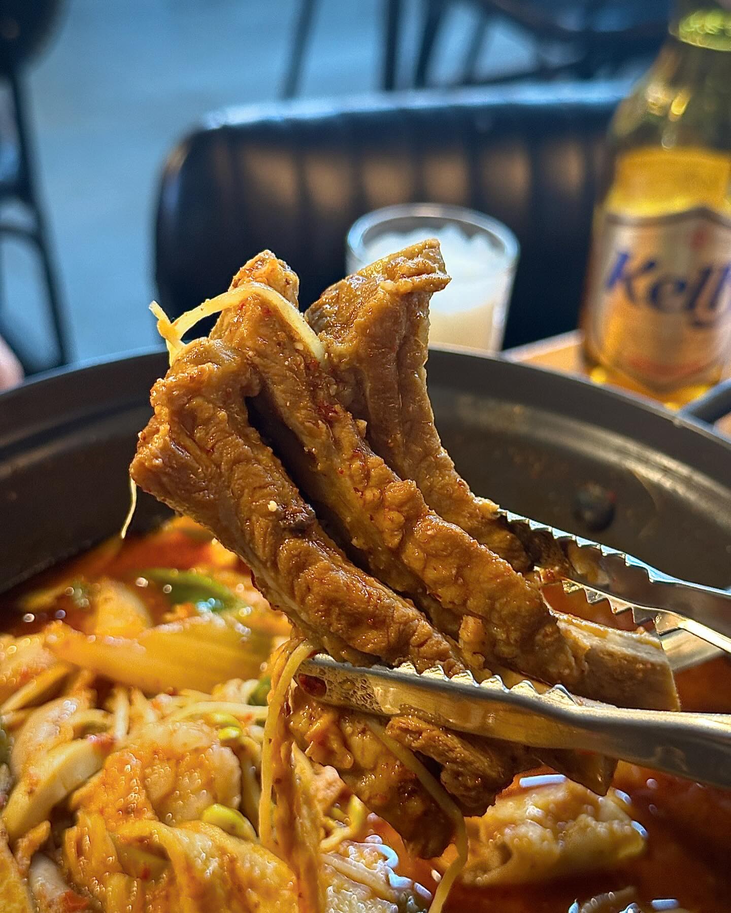 한번 먹으면 또 생각나는 등갈비맛집 #오늘은등갈비
⠀
어린이대공원역에 위치한 ’오늘은등갈비‘
맛도 가격도 훌륭한 등갈비 맛집이라고 소문이 자자한데😊
나의 픽은 신메뉴인 #곱창등갈비
등갈비, 곱창, 대창이 듬뿍 들어갔다😋
⠀
부드럽게 발라지는 등갈비는
육즙에서 고소하고 단 맛이 느껴졌고,
통통한 대창과 쫄깃한 곱창 덕분에
씹는 재미가 아아아주 좋았다.
⠀
자극적이지 않은 국물맛에
콩나물, 어묵, 파 등 야채 듬뿍담겨 나와
든든한 한 끼로도 제격인 듯😏
⠀
등갈비 다음으로 포인트,
표고버섯+고사리+보리밥 =보고밥✨
⠀
요 보고밥이 포인트인데,
식감이 살아있어 씹는 맛이 좋고,
등갈비랑 같이 곁들이기 최고다😍
별다른 간 없이 향긋한 고사리와 표고만으로
충분하게 맛을 냈고 개인적으로 등갈비보다 더 중독적임🥹
⠀
한번 먹으면 또 생각나는 등갈비 맛집
슬쩍 추천하구 간댜 총총✨
⠀
📍위치: 서울 광진구 광나루로 394 1층
📍영업시간: 11:00-23:00(격주 월요일 휴무)

#등갈비맛집 #등갈비 #곱창등갈비 #광진구등갈비  #짜글이맛집