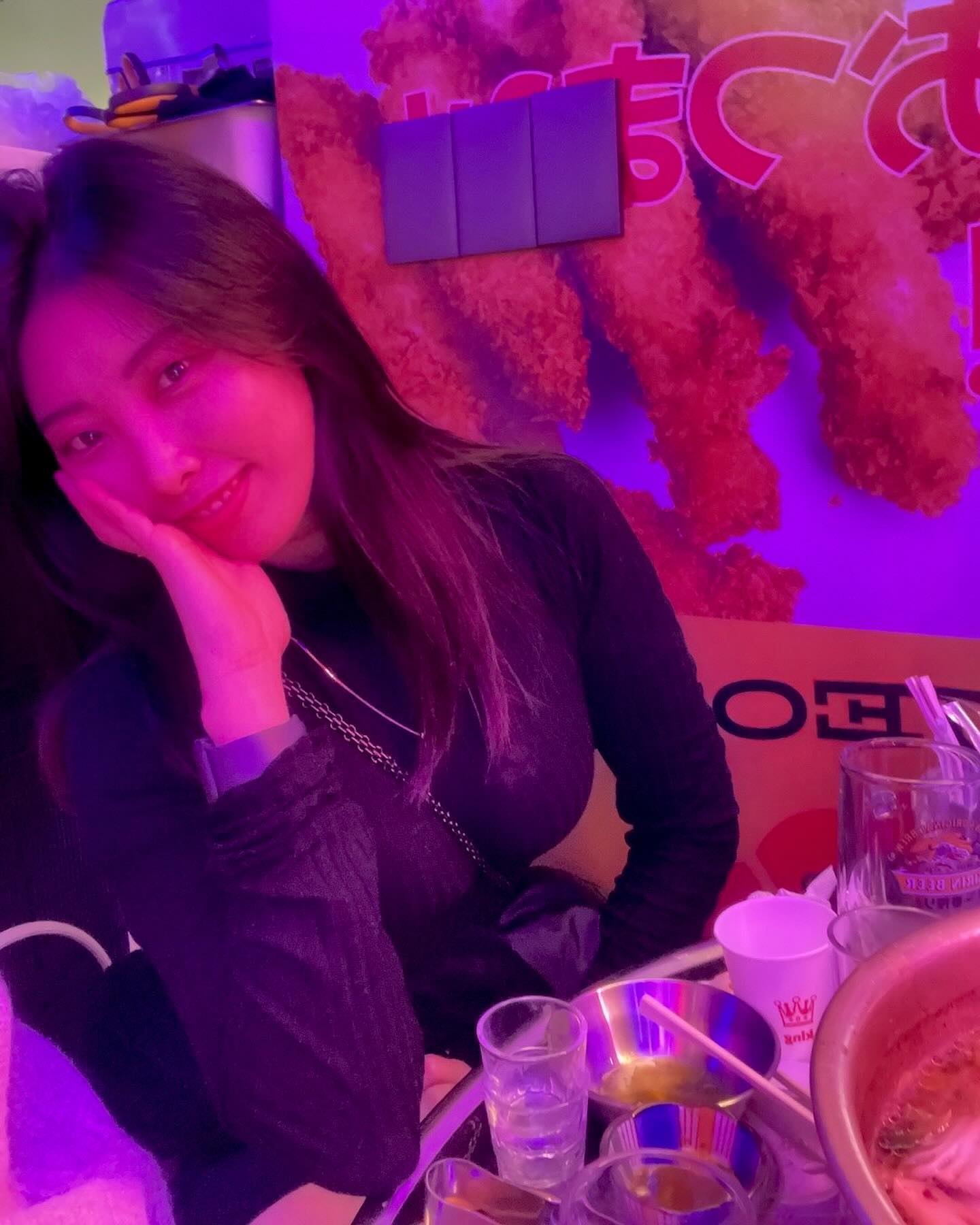 #피드박제 🔥

예쁜 언니들과 멋진 오라버니
꽃과 케이크 너무 감사합니당

언젠가 내짝꿍 생기면 부부모임하자요😂
#언젠가는 #뭐 #생기겠지 #나만없어 

#11월생일자들 #생파 #연말파티 #다했다 #홍대