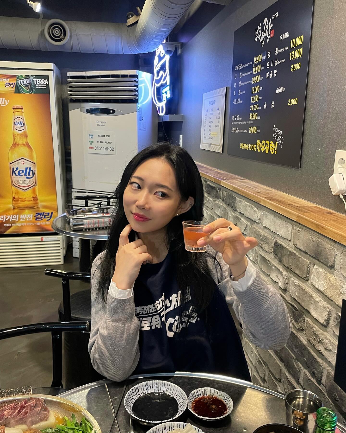 #협찬 올해 마지막 술🍻

위에 끈 머리끈인 거 센스 최고다 진짜
소맥맛 아이디어 뭐야?🙊

그렇게 여기서만 네 병을 비워버렸구,,

맨날 술 먹으니까 이런 거 받는다 등 미리 금지요

 #수레타 #수레타뿅 #소주하이볼 #소주칵테일 #하이볼