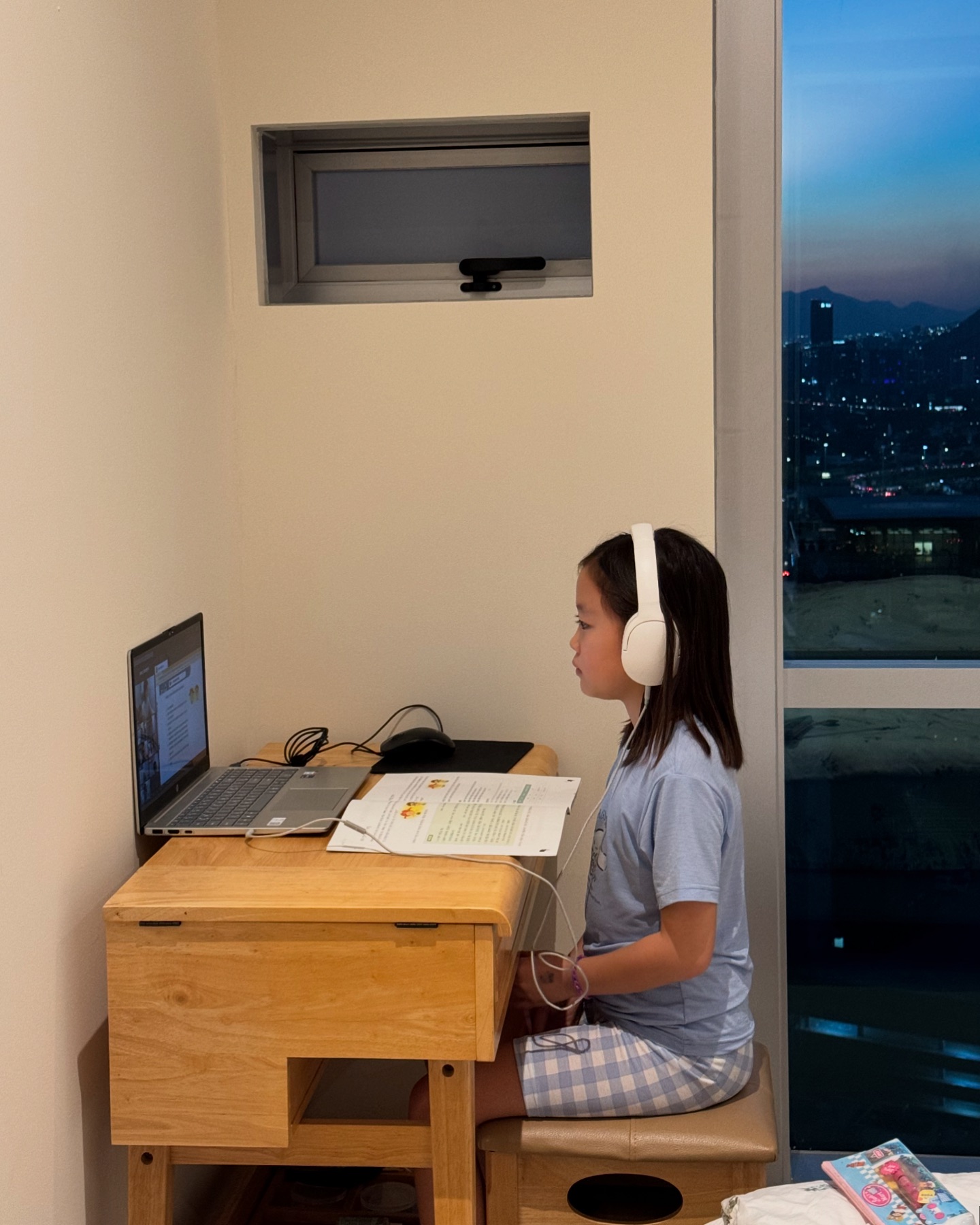 멕시코에서도 놓칠 수 없는 초등수학 공부! 
_

외국나오면 수학이 쉽다고 누가그랬어여?…
울 예니 학교에서 친 쪽지시험이 반은 알고 반을 모르겠다고 …
😭 집에서 엄마랑 공부하자니 가정의 평화가 위협받고 
여기서 수학학원을 보내는것도 어렵고 …

고민하던 와중에 추천받은 노이지! 
외국에서도 가능한 줌 수업 짱이쟈나
시차때매 걱정했지만 기가막히게 토요일 오전수업이 금요일 저녁에 수강가능! 
일방적인 영상수업이면 지루해서 진즉 탈주했을텐데
선생님과 소통하며 진행되눈 수업이라 한시간반도 짧게 느껴진대여 🫶🏻
숙제도 내주고 선생님이 첨삭까지 도와주시니  만족 왕만족

울 예니 수학공부 노이지와 함께 화이팅 ❤️

#노이지 #초등수학 #사고력수학 #수학학원 #초등사고력