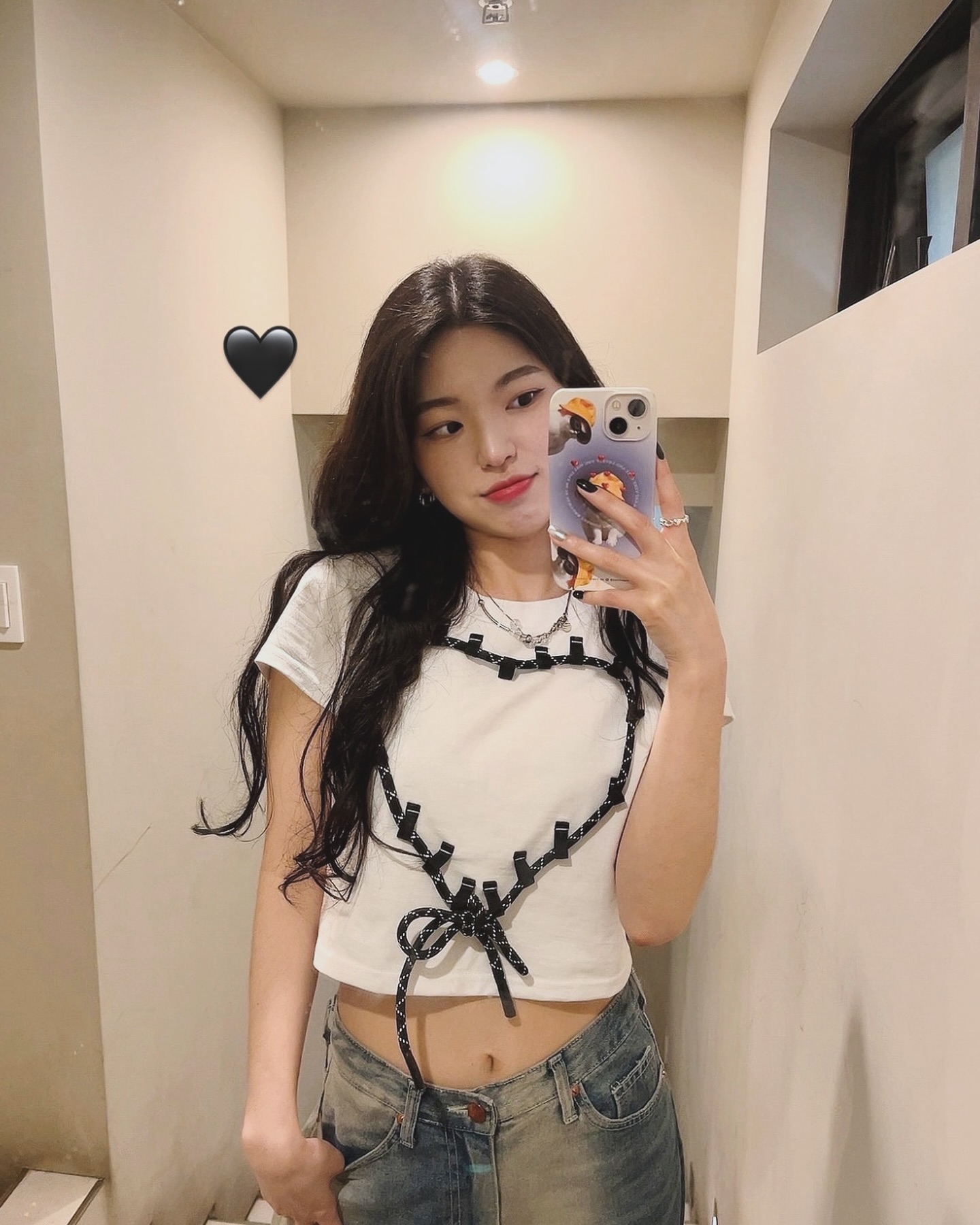 #협찬 옷받자마자 반해버린…👕
옷의 작은 디테일이 예쁜 옷을 너무 좋아하는데 이옷이 딱 그랬어요…❤️
하트스트링도 너무 유니크하고 예쁘지만
옷의뒷부분이나 안보이는곳에 작은 디테일들이 너무 예쁜 반팔입니다…!

studio_weird 
#weired #studioweired #weiredlove