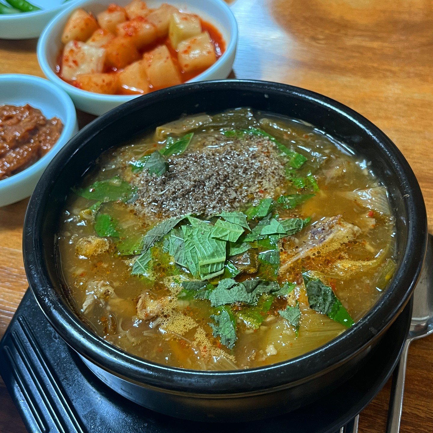요새 밤낮으로 너무 더워져서 기력이 떨어지고 있었는데 
점심으로 염소탕 시원~~~하게 한그릇하러갔어요
날씨가 많이 더워져서그런가 다들 기력보충하로 온것같더라구요 ㅎㅎ 
기력이 불끈불끈!
국물도 시원하고 건더기도 많고
다들 기력떨어질때 염소탕 크으으으~~ 추천드립니다

👀가게명 : 들국화식당
👃위치 : 경남 창녕군 곽천대산로 1
👄 염소탕 16,000원

#창녕 #창녕맛집 #들국화식당 #염소탕 #보양식 #보양식추천