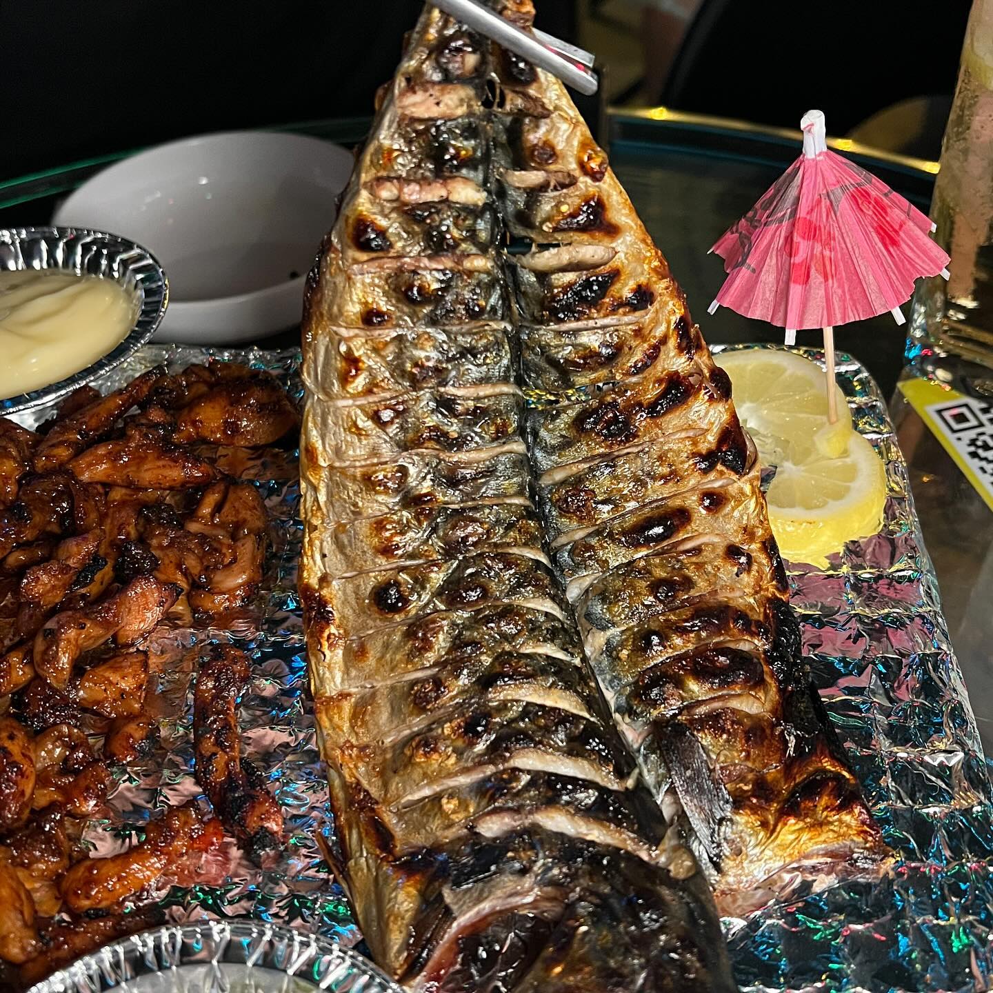제철생선구이를 맛 볼 수 있는 온달집 잠실새내점💕

제철 생선은 매번 바뀌는데 주디는 고등어 주문해봤어요
하나도 비리지 않고 맛있게 구워져 나와서 바로 먹었어요! 
닭다리살도 함께 주문했는데 불향 가득하고 살짝 매콤해서 
간장마요밥 함께 주문해서 같이 먹으니까 조합 최고🔥
간장마요밥은 네이버 예약시 서비스로 주신대요!
직원분들도 너무 친절하셔서 맛있게 먹고왔습니다🥰

🏷️ 제철생선구이(고등어) 13,000
🏷️ 닭다리살구이 13,000
🏷️ 간장마요밥 6,000
🏷️ 하이볼 6,500

네이버 예약시 간장마요밥/심야우동/물만두 중 1서비스

▪️온달집 잠실새내점 ondal_jamsil 
▪️서울 송파구 백제고분로7길 28-11 1층
▪️월-금 18:00-04:00 토,일 17:00-04:00