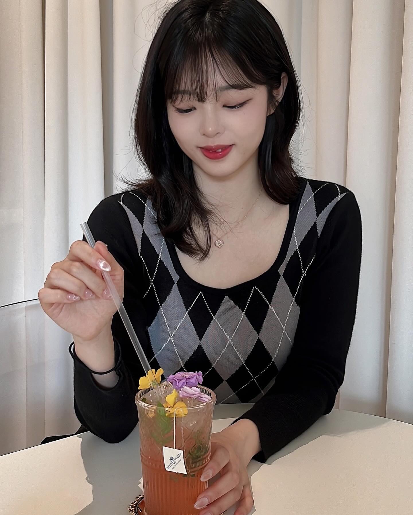 내 최애 재즈바(?)와 장미향 캐모마일 맛집🍹

요즘 날씨가 정말 화창하고 좋다아✨