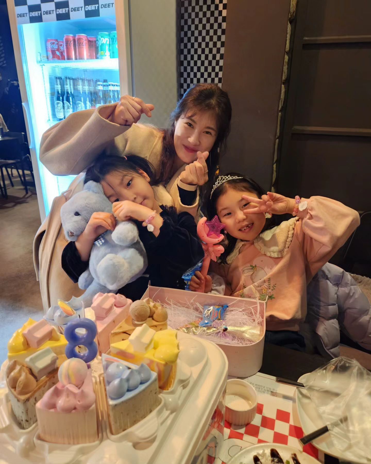 23.01.05 
은채의 8th HBD 🎂 
졸업식부터 신년 . 우리의 여행까지 모두겹쳐 2주간 행복 그잡채였던 시간들 🫶🫶
17년 은채가 태어나고 엄마는 꿈속 드라마속 애기처럼 이쁜줄 알았더니 양수에 뿔어.. 망둥어 아니냐고 했던 철부지 23살엄마🥹 
지금은 너무 이쁘고 소중한 내 첫째은채 앞으로도 지금처럼 밝고 건강하게 자라자 💗
#8th #HBD #childbirthday #생일축하해 #8살생일 #생일파티