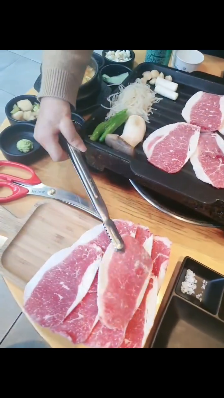#협찬 
날이좋아서  익선동 나들이 
#삼겹살맛집 찾았는데  바로  여기있네 
삼겹살 먹으려다 한우차돌박이 폭풍 흡입 
계란찜과 서비스 된장찌개도 맛있엉 
익선동 나들이 할때 고고 ~

 #익선동맛집추천 #종로3가맛집 #종로삼겹살맛집 #고기맛집 #고기집추천 #오늘뭐먹을까 #서울맛집 #종로맛집 #이베리코 #종로회식