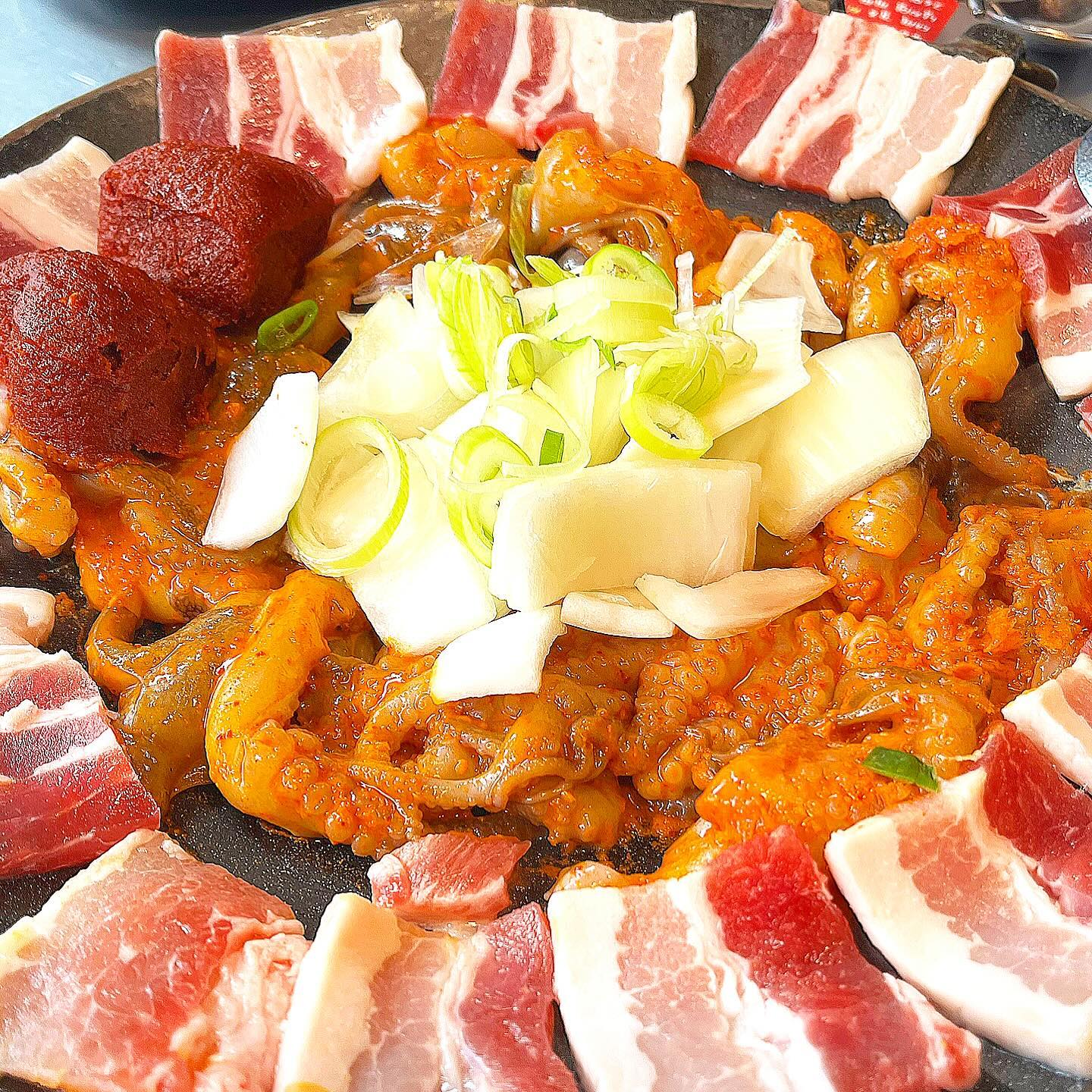 수제 다코야끼를 주는 쭈꾸미 맛집 본적 있남?🙈
천호 쭈꾸미 골목 원조 쭈꾸미 맛집 #천호쭈꾸미 

다코야끼부터 콘치즈, 인삼주스, 사리 두개까지 다 무료!
흘러 넘치는 인심으로 배부른 식사가 가능한 
천호 쭈꾸미 골목의 원조 찐찐 맛집 !:3💚

쭈삼, 쭈삼새, 쭈꾸미 등등 다양하게 즐길 수 있고,
맵기 단계까지 선택이 가능해서 나만으 쭈꾸미를 즐길 수 있삼
양념은 칼칼하고 매콤하고 쫀득한 쭈꾸미 식감 최고 🐙

치즈볶음밥 주문은 선택이 아닌 필수
흘러넘치는 치즈와 톡톡 터지는 날치알에 
토치 파이어쇼까지 직관 ASSAP 가능✨

맛도 좋고 양도 좋고 인심까지 좋은 천호쭈꾸미에서
@@오늘 퇴근하고 소주 한잔 ㄲ?

#천호쭈꾸미
👣위치: 천호역 6번 출구에서 232m
⏰영업시간: 11:30-24:00

#천호쭈꾸미골목#천호동쭈꾸미골목 #천호맛집 #천호역맛집 #천호데이트 #강동구데이트