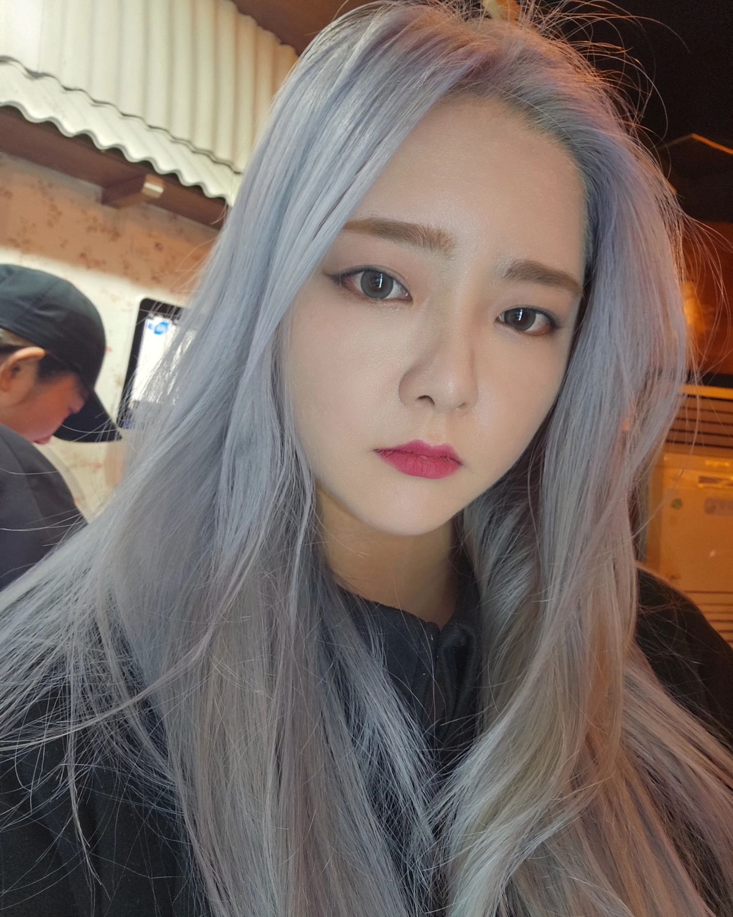 은발한 뒤로 구미호라는 별명이 생겨버림[feat.냥털]
#selfie
