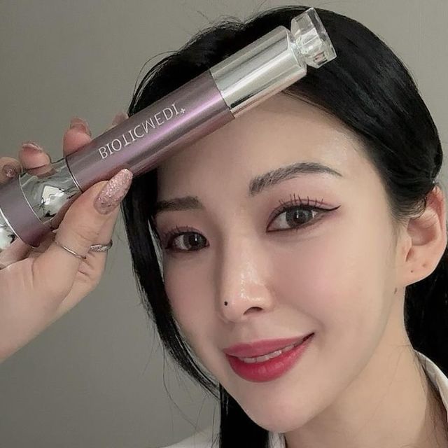  조민주 on Instagram: "#협찬 #비오틱메디 

요즘 내 주름 어쩔거야ㅜㅜㅜㅜ
바쁜일상에서 이제 케어 안하면 안되는 나이...
내 주름 살려줄 제품 찾았다🤣🤣

비오틱메디 딥펩타이드 콜라겐크림은 
저분자 콜라겐과 펩타이드가 함유되어
주름 사이를 촘촘하게 채워주며 :))

❗️LED 디바이스로 더 탄탄하게 케어❗️

우선 깔끔하게 바를 수 있는 점 완벽 
내 주름 케어 완벽 ㅠㅜㅠ ✨✨

목주름 팔자주름 이마주름 주름쟁이들 당장 겟🛒🛒

#광고#비오틱메디#bioticmedi#목주름#팔자주름#눈가주름#딥 펩타이드 콜라겐크림"