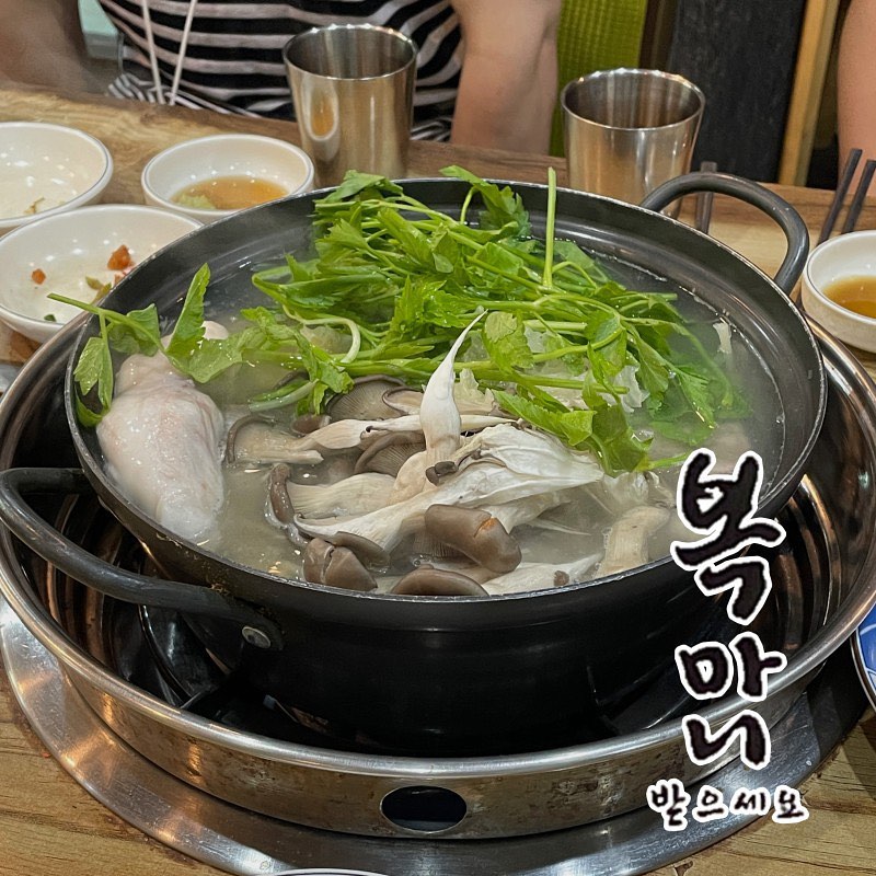 📍 을지로 복마니받으세요

기본 찬으론 전, 복어껍질 무침, 복어 전이 나왔다.전부 고소하고 새콤하고 입맛을 돋우기 좋았다.참깨 드레싱 소스가 뿌려진 샐러드도나왔는데 초점 무엇 ㅋㅋ파프리카도 함께 나왔다.

✔ 히레사케(주전자) 12,000

이 집은 해장도 하면서 술도 마셔야 된다고점심부터 히레사케를 주문해 주셨다 ㅋㅋ히레 카츠는 안심이라는 뜻인 줄 알았는데여기에 쓰이는 히레는 복어를 의미한다고!그래서 따뜻하게 데워진 사케에복어가 들어간다고 한다.은근히 양이 많았고 몸이 확 데워지는 게겨울에 먹으면 더욱 좋았을 것 같다.

✔ 복지리 1인분 13,000 x 3
✔ 곤이 추가 12,000

복어, 버섯, 미나리가 들어간 복지리탕이 나왔다.여기에 부드러운 곤이도 추가했으니얼마나 맛있게요 👏🏻복어 집인데 가격도 괜찮다 생각했는데국물이 정말 말도 안 되게 시원하고 깔끔함!복어와 곤이도 부드러우면서 쫄깃했고백목이 버섯도 들어있어 식감적인 부분도 채워줬다.

✔ 야채죽 1인분 2,000 x 3

다 먹은 뒤 볶음밥, 죽, 칼국수를택할 수 있었는데 여기는 죽이 찐이라며죽으로 통일해 주셨다 ㅋㅋ적당히 점도 있는 고소한 죽이라마무리로 좋았는데 아직은 조금 더움 ㅜㅜ복지리탕도 그렇고 야채죽도 그렇고 맛을 제대로느끼려면 겨울에 한 번 더 와야 할 것 같다 ㅋㅋ

자세한 리뷰, 프로필 링크 가능⬇
https://m.blog.naver.com/syeonni/223188416296