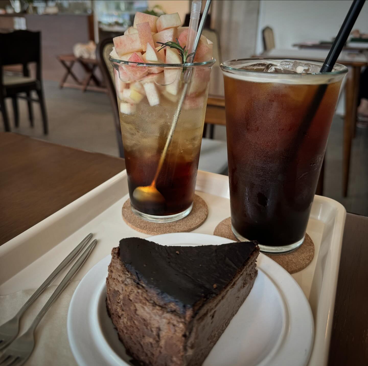 #협찬 #알보커피바만성점 
커피가 맛있는 알보커피바!! 
만성에도 오픈했어요🤭

편안하고 따듯한느낌의 고급스러운 우드인테리어로
다양한 디저트와 음료를 맛볼 수 있는 
알보커피바 만성점!!

양현초 후문 바로 앞에 위치해 아이들 기다리면서 
커피한잔 하기 너무너무 좋은곳
산미없는 꼬소한 맛이라 내취향❤️

저도 n번 방문했지만 
시그니처 음료도 진짜 맛있고
특히 치즈케이크!!!! 진짜 강추!!!⭐️⭐️
케이크가 달지않고 은은하게 치즈맛나서 최고🥹❤️
심지어 노밀가루
100%크림치즈!!!

저는 이번에 시즌메뉴로 나온 
생복숭아 아이스티 
먹구왔는데 복숭아가 넘치기 직전으로
듬뿍들어있더라구요!!!!

요즘 핫하디 핫한 두바이 초콜릿도 판매중입니다🤭

📍전북 전주시 덕진구 만성북4길 29 1층
⏰월-금 11:00-19:00
  토,일 12:00-19:00

📞0507-1354-4231

#알보커피바만성점 #알보커피바 #전주카페 #전주카페추천 #전주디저트카페 #전주디저트 #전주두바이초콜릿#리뷰노트 #리뷰 #전주맛집 #전주만성카페 #전주치즈케이크 #전주만성동 #전주커피맛집