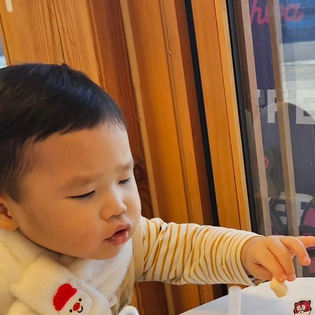 도현맘 on Instagram: "#광고 . 주말아침 7시부터 하는 뷰 좋은 행궁동 카페도화 ☕️ 하루시작이 빠른 우리가족에 딱맞는 곳이에요 (밤11시까지 연중무휴) . 눈온 다음날이라 약1000평의 잔디마당