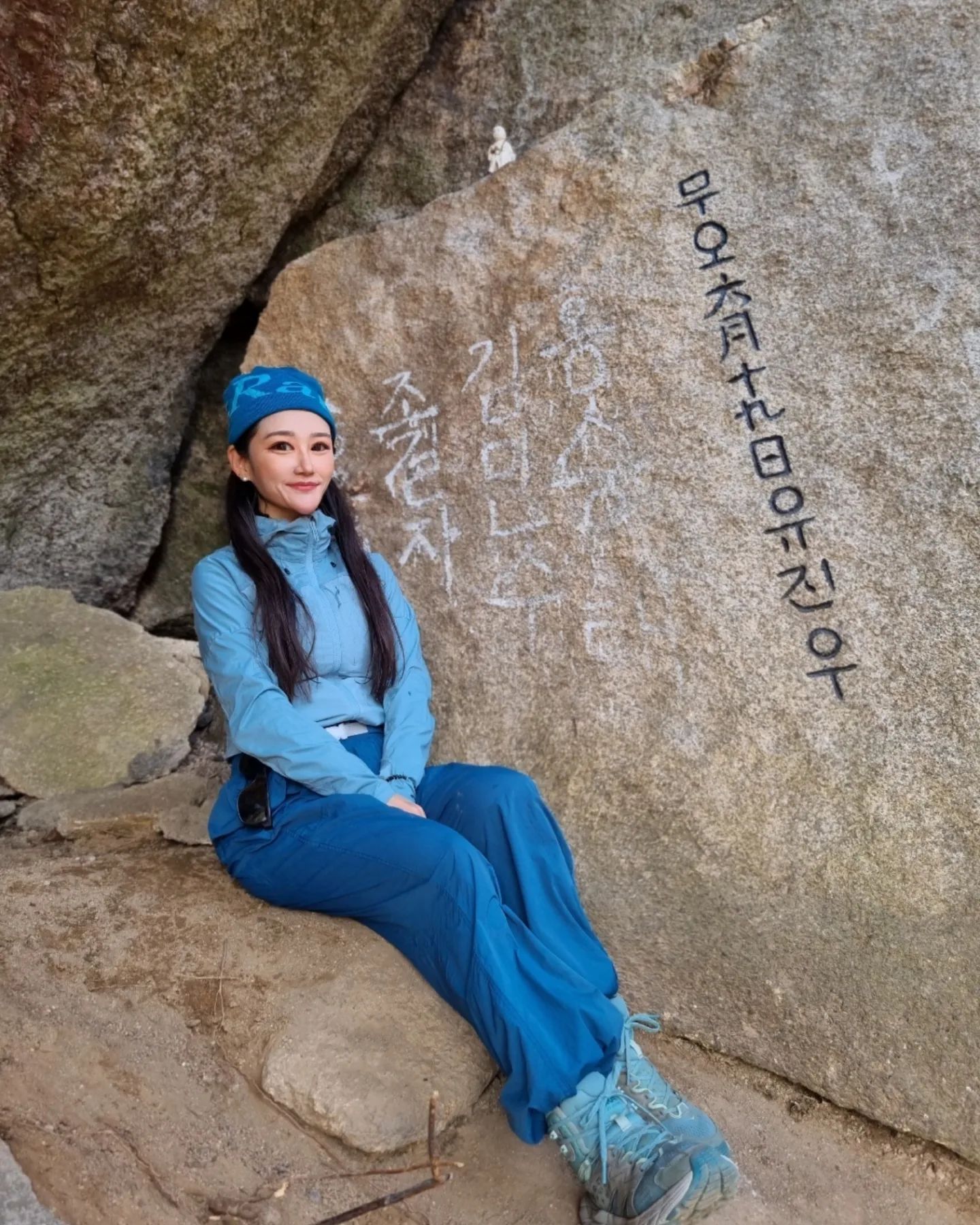 자연 어른놀이터에서 ⛰️🧗‍♀️

북한산 블랙팬서 바위🪨

안내산악회로 장안산 인증가려했는데,
당일취소라뇨😖
플랜B로 생각해뒀던 블랙팬서 바위😍

저쪽바위에서 요쪽바위로
뛰어 넘다 끽🙈😇하였다고 알려주셨는데🫣

진짠지 가짠지 알아서 해석한 결과
바위 위로 까불다가 디진다는 충고로 알아듣고🤣
릿지화를 안신고 가서 미끄러질까봐 겁나서😆
안아줘 하고 내려올뻔한 산행😇

#북한산#블랙팬서#북한산국립공원
