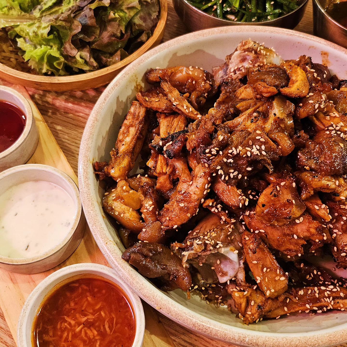 #협찬 직화양념족발 잠원동 맛집🧡 #족황상제 
여러분 오늘은 족발에 소주 한잔 어떠세요!?

잠원동에서 족발&보쌈 찐맛집!! 족황상제 방문하고 왔어요🥰
직화양념족발은 불에 직접 구워내 불맛 가득🔥
기분 좋은 매콤함 때문에 끊임없이 들어가요
매일 아침 공급받는 신선한 국내산 생족이라 잡내, 누린내
하나 없이 너무 부드럽고 맛있어요 🐖 
같이 나오는 다양한 소스와 밑반찬 때문에 더욱 다양하게
즐길 수 있어서 더 더 맛있네욤👍
상추쌈에 마늘, 부추, 무말랭이까지 싸먹으면 환상의 조합💛
이 외 족황상제만의 레시피로 만든 특제소스 메뉴들이
다양하게 많으니 이것저것 즐겨봅시다!

📍족황상제 잠원본점
📍서울 서초구 잠원로 46-3 1층
📍월-일 16:10~23:00 (라스트오더 22:50)

.
.
.
#잠원동족발 #잠원동보쌈 #반포족발 #반포보쌈 #고터족발 #잠원동맛집
#꿀주 #먹팔 #리뷰노트

(이 글은 리뷰노트를 통하여 본 업체에서 제품 또는 서비스를 제공받아 작성된 글 입니다)