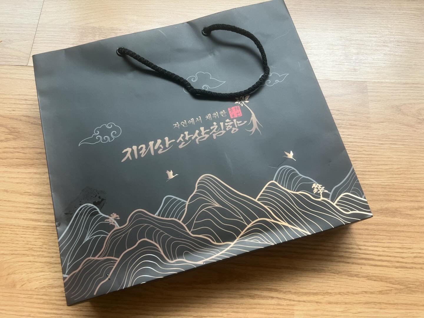 선물🎁

회사에서 준 선물!!

내가 원래 항상 쓰던 제품 
바깠는데 수당도 주고 선물도 주고
이게 머선일이고~~

산삼침향 좋은거 다아시죠?~
국내산산삼 그잡채🌱🌱

역시 올포레입니다