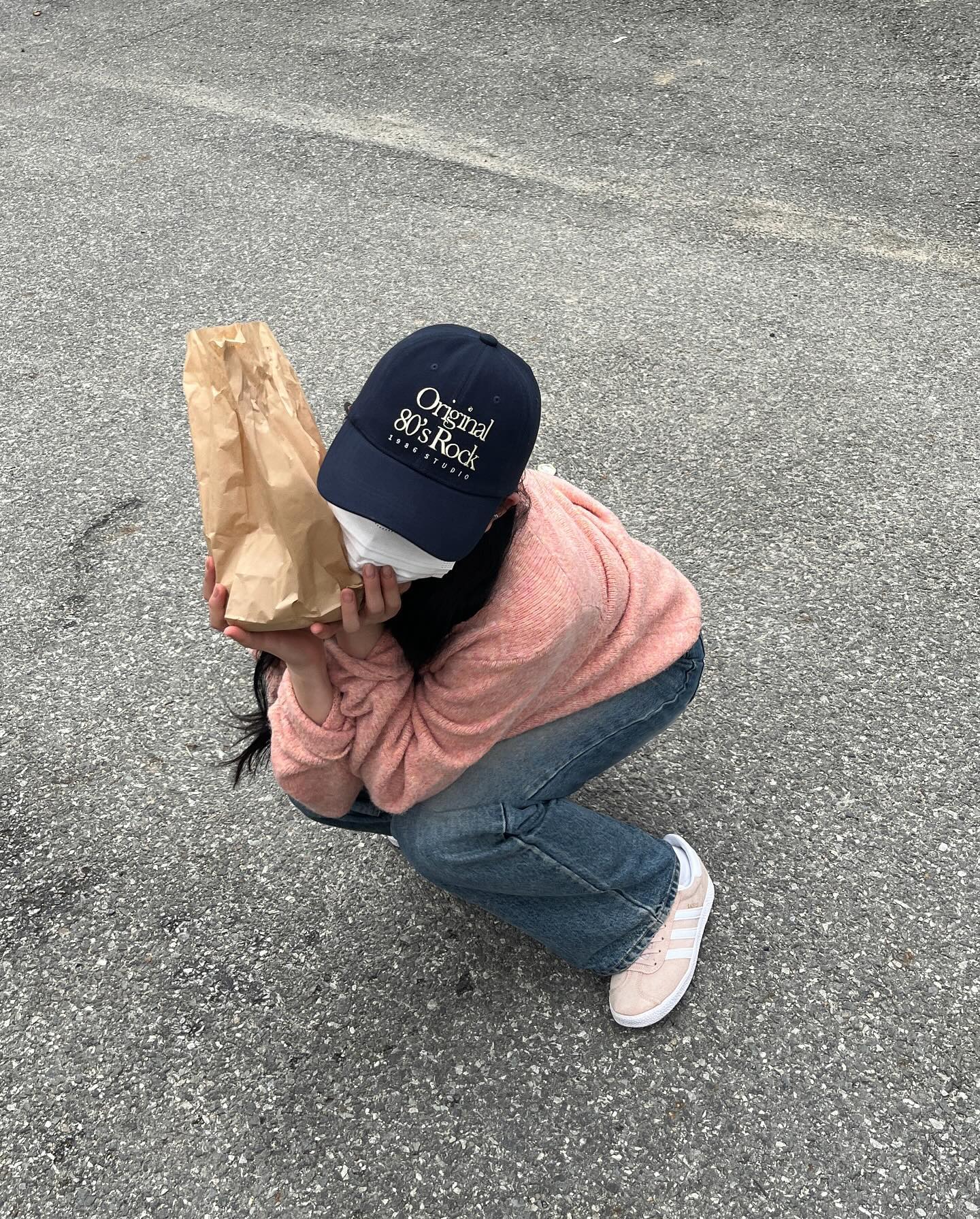 1. 핫도구를 사서 할머니 산소에 다녀왔다 2. 남해강은 케찹을 잘 뿌리지 못하는것같다 3. 어김없이 우리 선산 지킴이  고앵쓰가 마중나왔다 일기끝