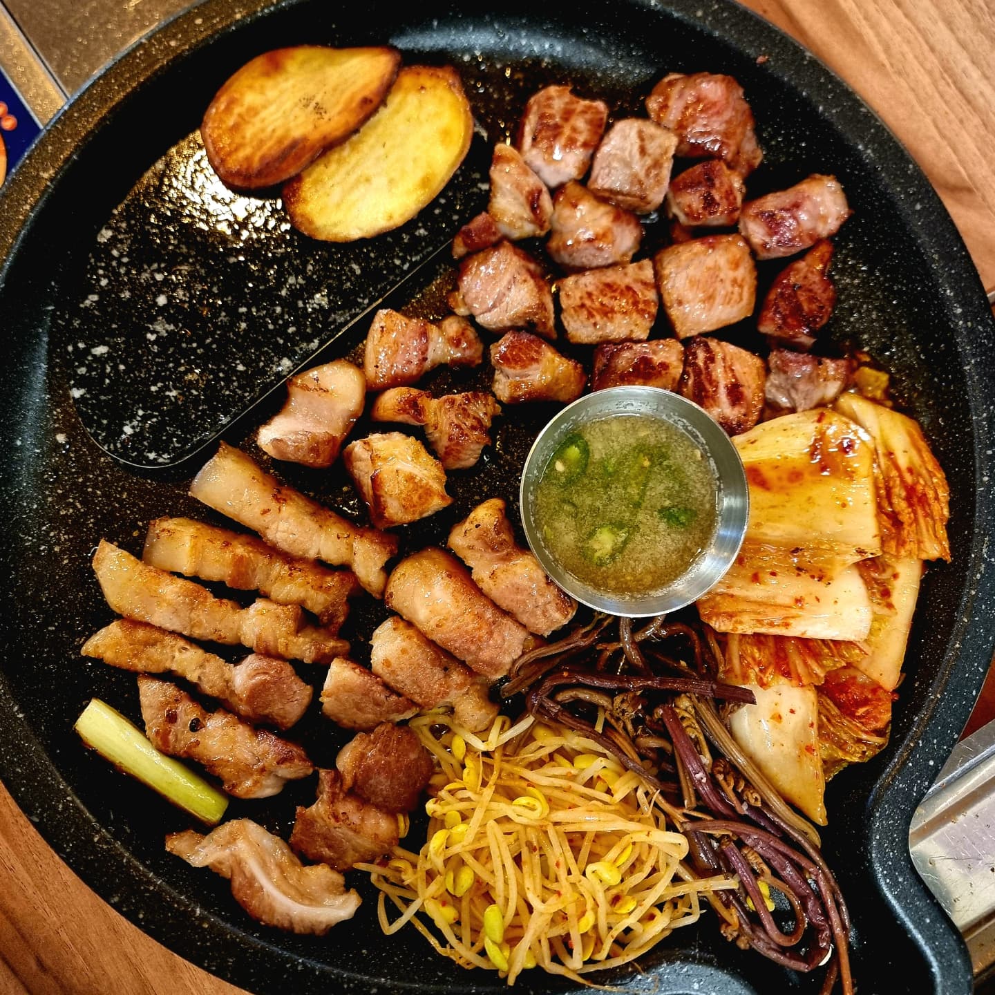 고소하고 육즙가득한 돼지고기를 맛 볼 수 있는 용포돈💕 

용포돈은 가성비, 가심비를 모두챙길 수 있는 돼지고기맛집이에요☺️
정갈하고 깔끔한 밑반찬이 인상적이고 직접 만든 열무물김치와 쪽파김치가 찐맛도리에요👍
기본으로 나오는 김치찌개에는 고기가 실하게 들어가있고 묵은지가 장난아니에요!
밥을 안시킬 수가 없는 맛😄 

아늑하고 따뜻한 분위기의 고기집에 사장님과 직원분이 친절하시고 직접 고기를 구워주셔서 연인들 데이트코스로도 정말 좋은 것 같아요❤️ 

세트메뉴가 있어 고기를 더욱 가성비있게 먹을 수 있어요!
저는 삼겹살과 목살로 구성되어있는 이거세트를 주문했어요😍
육즙가득한 삼겹살과 고소한 맛이 일품인 목살🫢
파김치와 맛도리쪽파를 올려서 알배추쌈해서 먹으니 맛도리그자체🌟 

사이드메뉴로는 열무국수를 시켰는데 안시키면 후회할뻔😭
직접 담근 열무를 아주 푸짐하게 넣어서 국수로 말아주시는데 이건 꼭먹어야해요!
열무김치자랑하려고 이메뉴를 만든게 아닐까라는 의심이😂 

연말모임이나 단체모임장소로 한번 방문해보세요😖 

📍용포돈
📍부산 남구 동명로132번길 33 1층
📍영업시간 16:00 ~ 23:00 (1, 3, 5 번째 화요일휴무)
📍예약전화 0507-1482-1380
📍주차O 

#용포돈 

#부산맛집 #남구맛집 #용호동맛집 #부산먹방 #맛집추천 #부산삼겹살맛집 #부산돼지갈비맛집 #용호동갈비맛집 #용호동돼지고기맛집 #용호동고기집 #부산고기집 #부산돼지고기맛집 #용호동회식 #용호동핫플