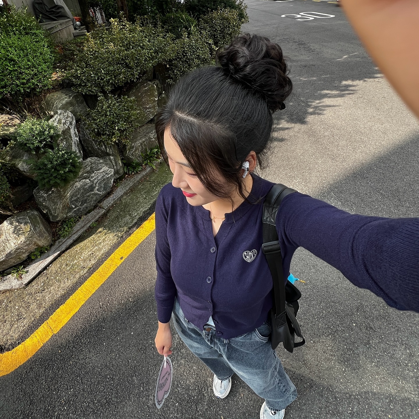 중단발의 유일한 단점 = 올림머리가 안 된다😮‍💨
저를 오래 보신 분들은 아시겠지만, 머리 길 땐 똥머리가 디폴트였걸랑요😘

그치만 곱창 가발 하나면 당고머리도 삽가넝이라구요?
요새 매일같이 요 가발로 똥머리 완성👻🎀

🌸 : hello_picknwear 업스타일 가발 / 내추럴브라운(소)

#가발 #픽앤웨어 #픽앤웨어가발 #업스타일가발 #올림머리 #올림머리가발 #곱창머리끈 #곱창가발 #여친짤 #똥머리 #후면셀카 #항공샷