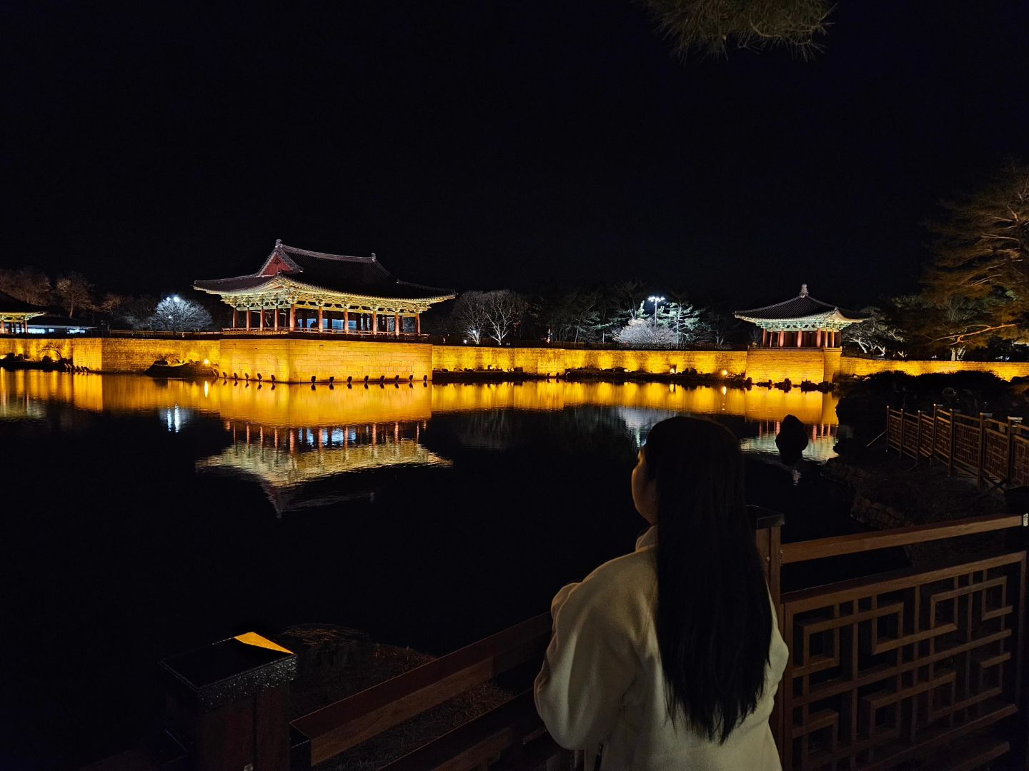 경주 하면 떠오르는 야경 명소 혹시 어딘지 아시나요?

경주 여행에서 빠질 수 없는 야경 예쁘기로 소문난 동궁과 월지에 다녀왔어요😆

한파여서 관광객이 적을 줄 알았지만 역시나 많았답니다🥶

저희는 사진을 찍기 위해 포토존만 열심히 찾아다녔어요😁

삼각대를 가져간 김에 포토존에서 같이 찍고 싶었지만 사람이 많은 관계로 
서로 찍어주기만 했었지만 같이 찍었으면 더 좋았을텐데 아쉬웠어요😭

한바퀴 돌고 출입구쪽으로 오면 동궁장터라는 기념품샵이 있어요🌟
아기자기한 기념품이 많아서 한번 방문해보시면 좋을거 같아요🥰

매표소 입구에 LED풍선과 LED머리띠를 판매중이지만
입장시 조명을 꺼야 입장이 가능하다고 합니다🫢

저희는 참고로 머리띠를 구매했었는데 절대로 구매하지 마세요🙅🏻‍♀️

혹시 다른곳에서 사진 촬영 소품으로 쓰실 예정이면 구매해도 괜찮을거 같아요🙆‍♀️

LED 풍선은 반입 금지라고 하니 참고하셔서 다녀오세요‼️

💭 더 많은 일상을 알고 싶다면 tokkaeng_e_couple 팔로우 해주세요🫶🏻

✨️동궁과 월지

- 경북 경주시 원화로 102 안압지

🕘 매일 09:00 ~ 22:00 / 입장 마감시간 21:30

☎️ 054-750-8655

🅿️ 동궁과 월지 앞 주차 가능

🎫 입장료–카드결제 가능
어른 / 개인 3,000원
어른 / 단체 2,400원
군인 / 청소년 개인 2,000원
군인 / 청소년 단체 1,6000원
어린이 / 개인 1,000원
어린이 / 단체 800원

스마트폰 매표소에서 QR코드로 예매가능

🌟무료 입장 참고
- 경주시민
- 만 65세 이상
- 관한 소재 대학교에 재학중인 대학생 • 대학원생
- 6세 이하 어린이