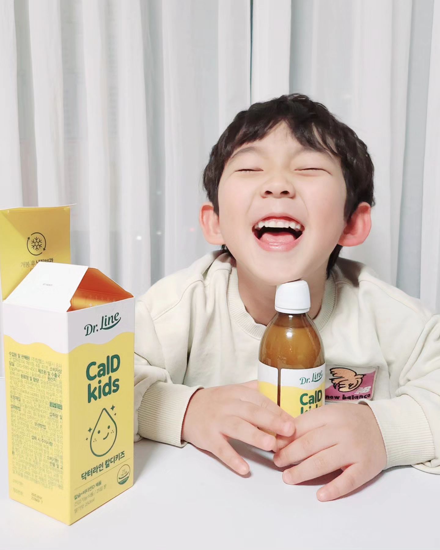 #협찬 #칼디키즈
.
.
비타민D 햇볕에서 합성 한다고 절대
충족 안된다고 하더라고요🤣
.
그만큼의 비타민D가 합성되기전에
피부가 더 상한다고😂😂
.
.
#어린이칼슙 #어린이비타민D
칼슘은 뼈와 치아 형성에 도움이 되고
비타민 D3는 칼슘흡수를 촉진하고 뼈의 형성과 유지에 
필요해서 성장기에 정말 중요한 성분인데요
.
#닥터라인칼디키즈
빠르게 흡수 되고 갈변되지 않는 액상제형인데요!
맛있는 딸기맛으로 호로록 한입에 털어 넣을 수 있어요!
.
냉장고에 넣어놓고
아침 저녁 하루 두번!
계량컵으로 물없이도 먹을 수 있어서 간편해요!
.
.
유럽에서 넘어온 프리미엄 영양제 닥터라인!
전세계 50개국 이상의 선택 받은 프리미엄 제품이라
더 믿고 먹일 수 있는것 같아요😁
.
.
#닥터라인_칼디키즈
thmall_official
#성장기영양제 #키성장영양제 #키영양제 #비타민K2