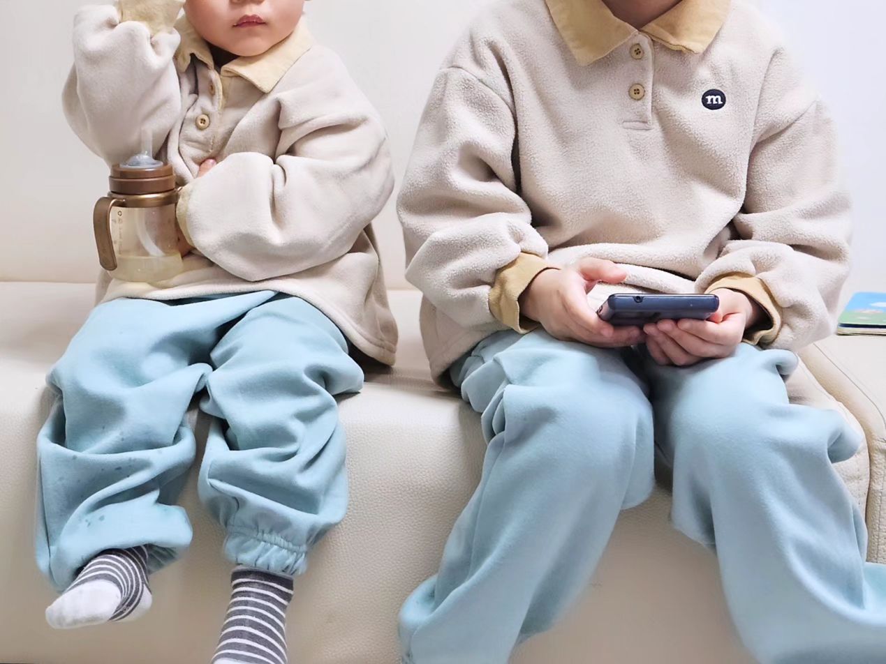 엄마의로망 형제룩♡ 
아침에 등원룩도 입혀서 직접 등원시킬수 있음에 감사한요즘이다.
둘찌는 형아꺼물려서만 입혔는데, 둘이 맞춰서 입으니까 너무이쁘다.
소중하고 너무사랑하는 내새꾸들 
엄마가 더 엄마다워질게
.
옷은 짱짱편해서 요즘 자주입히는 최애옷, 건조기돌려도 뒤틀림이나 쪼그람없어서 만족,  물감묻혀온것도 잘지워져서 다행쓰

d_mins_bebe 
#남아코디추천 #유치원등원룩 #형제룩