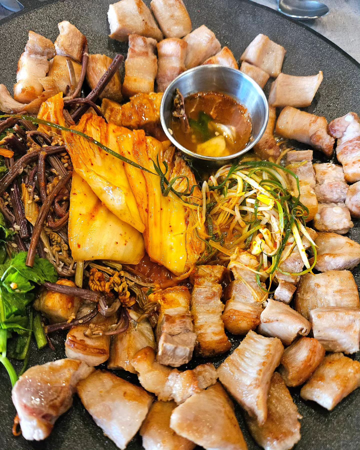 #협찬 #대호 
여름에도 덥지않은 고기맛집🍖
초벌되어 나오는 고기맛집🍖

고깃집인데 오전 10시부터 오픈!!!
요듬 핫한 합정역 대호 다녀왔어요🍖

#한돈통삽겹살 #한돈항정살
저 삼겹살 항정살 완전 좋아하자나여!
여기 고기는 진짜 통통하고 육즙가득!
고기구운 기름에 고사리 미나리 김치까지!
멜젓에 찍어서 먹으면 여기가 천국이네요❤️

#볶음밥
고기 먹고는 무조건 볶음밥은 필수!
보끔밥이랑 치즈랑 계란이랑 완벽해요!

#김치짜글이
김치짜글이도 무조건 같이 먹어야죠!
완전 두꺼운 고기가 들어가있고
라면사리까지 듬뿍 들어있어요!!!
얼큰하니 고기랑 완전 잘어울려요!

요기는 돼지고기말고
소불고기도 같이 팔고있어요!!
담엔 소불고기 먹으러 가야겠어요!
매장 완전 넓고 고깃집인데 쾌적해요!!

daeho.hapjeong
조용하고 쾌적하고 시원한 고깃집
여기 무조건 추천드려요오오❤️❤️❤️

#대호합정점 #합정맛집 
#합정역맛집 #합정맛집추천 
#합정술집 #합정동맛집 #합정삼겹살 
#합정고기집 #홍대맛집 #홍대맛집추천 
#홍대술집 #홍대삼겹살 #홍대고기집
#합정고기집추천 #고기맛집
#소통 #일상 #먹팔 #맞팔 #맛집
#브이로그 #음식리뷰 #제품리뷰 #강사원