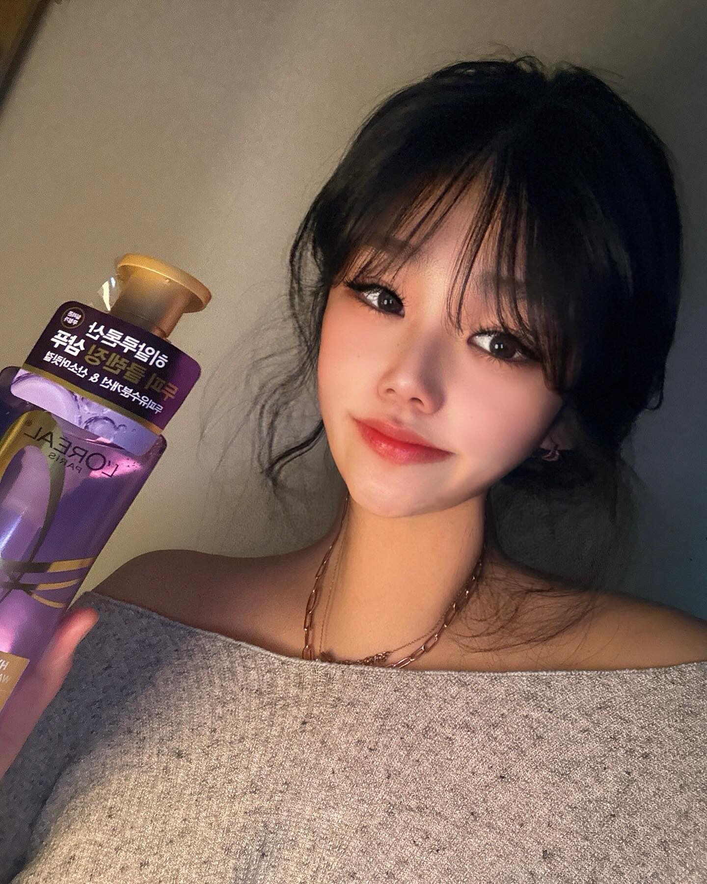 #협찬 #광고 lorealparis
두피도 피부처럼 섬세하게, 스킨케어의 시작은 바로 두피케어🧴 두피도 우리 얼굴 피부처럼
섬세한 관리와 꼼꼼히 비교한 샴푸 선택이 필수‼️ 스킨 케어의 시작은 두피라는 말이 있죠

로레알파리 히알루론산 두피 샴푸는 
단순한 세정을 넘어서 피부 구성 성분인 
저분자히알루론산을 담아서
두피와 헤어에 풍부한 수분감을 더해준다고 해요
풍성한 거품이 두피에 남아있는 노폐물과
유분을 말끔하게 세정해 하루종일  산뜻하게🍀  
샴푸 고민하시는 분들 강추해드려요‼️‼️‼️‼️
우리 올리브영에서 만나보아요 ♥️