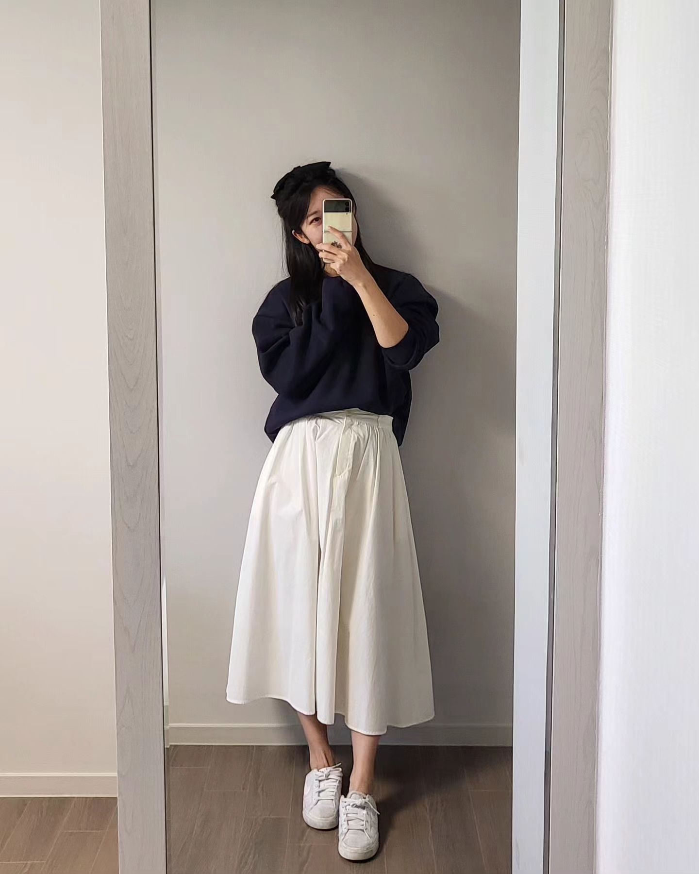 #듀의출근룩 #ootd #협찬 #graver

오늘은 그레이버에서 보내주신 귀염뽀짝 맨투맨으로 출근룩을 완성했어요💙
부쩍 쌀쌀해진 요즘, 맨투맨만큼 따뜻하고 편한게 없죠!!!
그레이버 맨투맨은 싱그러운 스마일 포인트가 메력적이에요
스마일과 쁘이-✌🏻