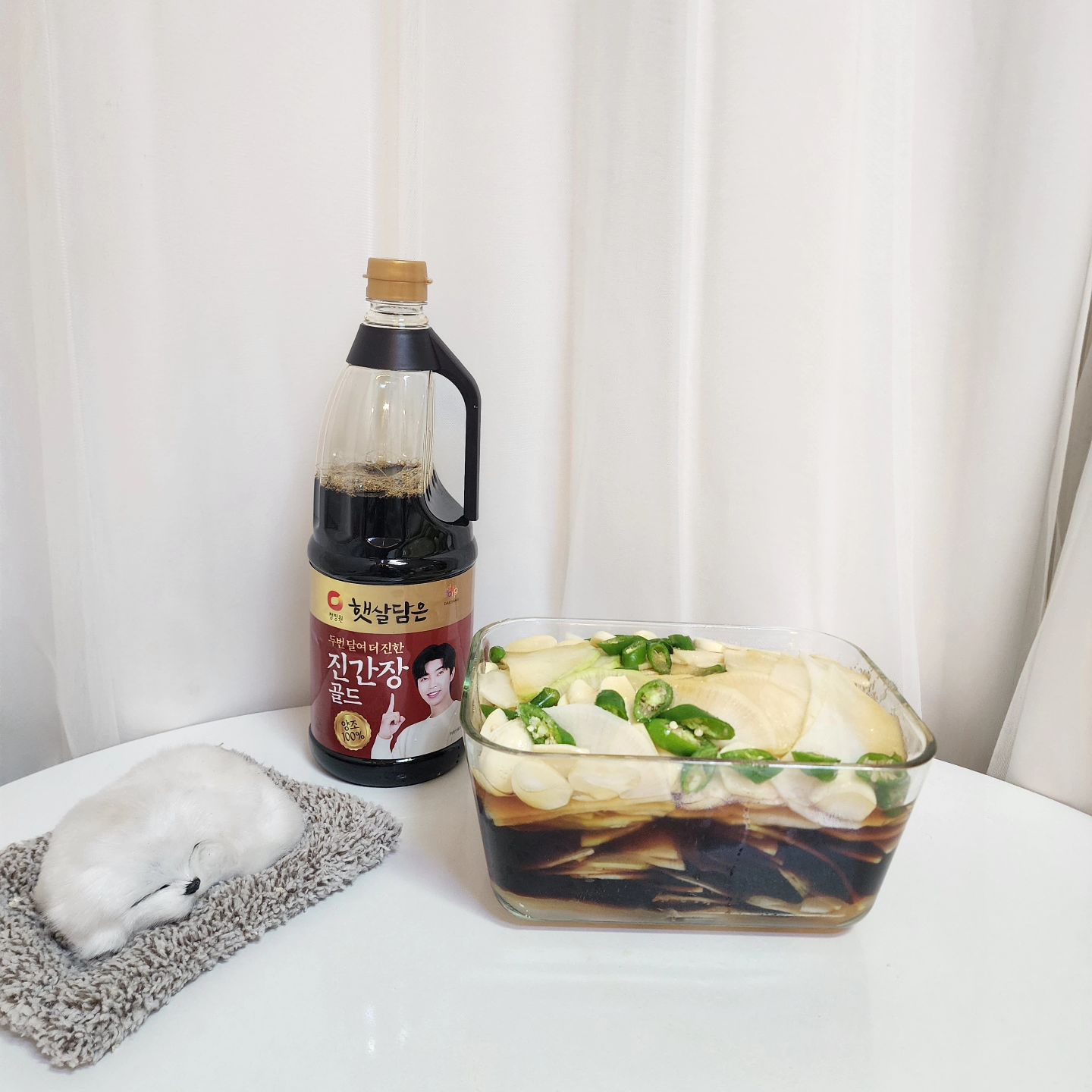 #협찬 
맛있는 간장은 주방의 필수템이죠
요즘 우리집에서 먹고 있는 간장은 바로
임영웅이 선택한 청정원 햇살담은 '두번 달여 더 진한 진간장골드
완전 맛있어요
.
무하나 썰어서 무장아찌 만들었답니다.
만들어놓으면 고기요리 먹을때 아주 
사랑하게 되는 메뉴에요
간장 + 식초 +설탕 1:1:1 넣어주면 되는게
간장이 맛있어야 맛있는 무장아찌가 되니
가장 맛있는 청정원 햇살담은 진간장으로 픽....
임영웅이 선택한 간장이죠
.
2단 달임공법으로 특허출원한 청정원 햇살담은간장
진한풍미로 음식맛이 더욱 좋아진답니다.
일주일후에 맛있게 먹어줄래요
임영웅 라벨이 따악!!!! 
마트에서 보시면 겟....

.
.
.

chungjungone
#청정원 #임영웅 #영웅의간장 #간장의레벨업 
#청정원햇살담은진간장 #햇살담은진간장 
#햇살담은진간장골드 #진간장추천