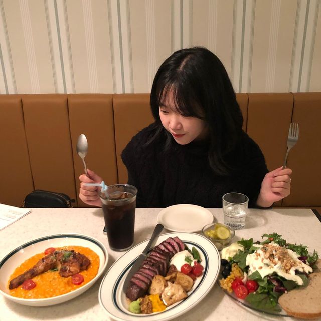 🧸 녕하 | 리빙 • 육아 • 여행 🌿 on Instagram‎: "#광고 #협찬 #포크너 #포크너인계점 

입맛다시는중 ๑´ڡ`๑ 

📍포크너 인계점
인계동에 새로 오픈한 포크너✨

🥩 살치살 스테이크
🍅 통베이컨 토마토 파스타 
🍗 스파이시 치킨 리조또
🥗 포크너 샐러드

친절함은 물론이고 무엇보다 메뉴 하나하나에 정성 가득🥹 양도 많아서 어딜가든 음식 절대 안남기는데 둘이서 다 못먹고 나왔어요 ㅠ-ㅠ

파스타랑 스테이크맛은 말해뭐해고 
🍛리조또 위에 수비드 치킨..🫣
너무 부드러워서 입에서 녹아버리기,,❤︎ 
🥗샐러드는 소스랑 조합이 😬❤️‍🔥 배불러서 보통 샐러드는 다 못먹고 나오는데 자꾸 손이가서 싹 비우고 나왔어용👍 

외관부터 이탈리아 감성 뿜뿜🌠✨
뭐하나 빠짐없이 완벽한 포크너 💗

#녕이코디"‎